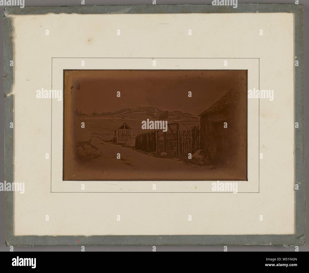 Blick auf die Landschaft mit Schloss oder Palast am Kamm der Hügel, Armand-Hippolyte-Louis Fizeau (Französisch, 1819 - 1896), ca. 1842, Daguerreotypie, tithonotype, 9,2 x 15,4 cm (3 5/8 x 6 1/16 in Stockfoto