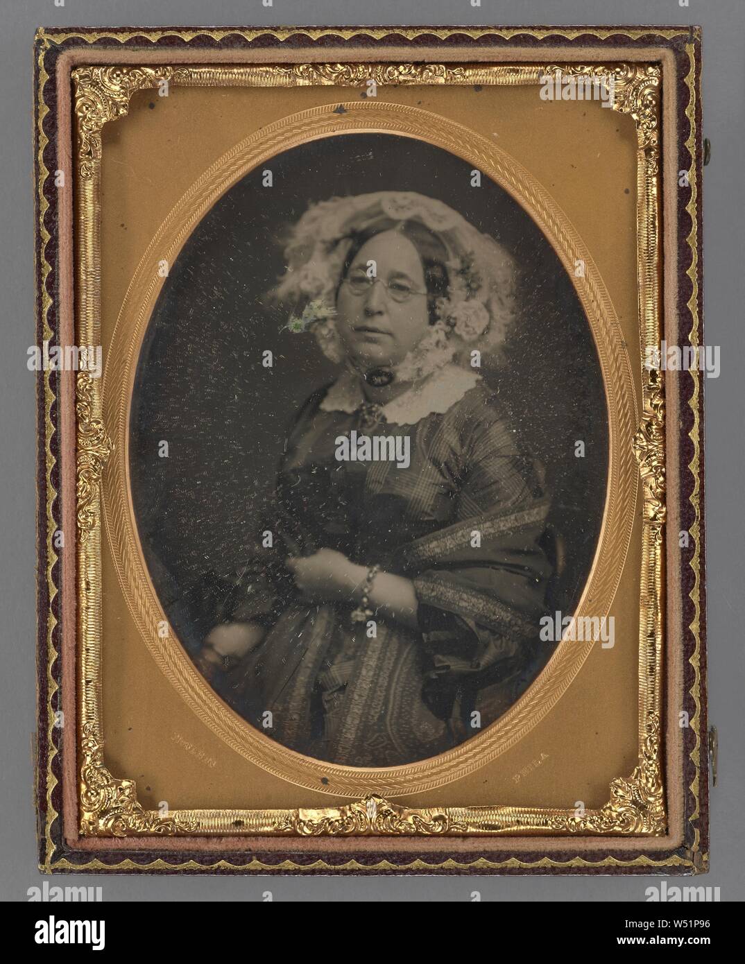 Porträt einer Frau mittleren Alters tragen Kabel Brille in Blüte verziert Schleier, James Earle McClees (American, 1821-1887), 1855-1860, Daguerreotypie Stockfoto