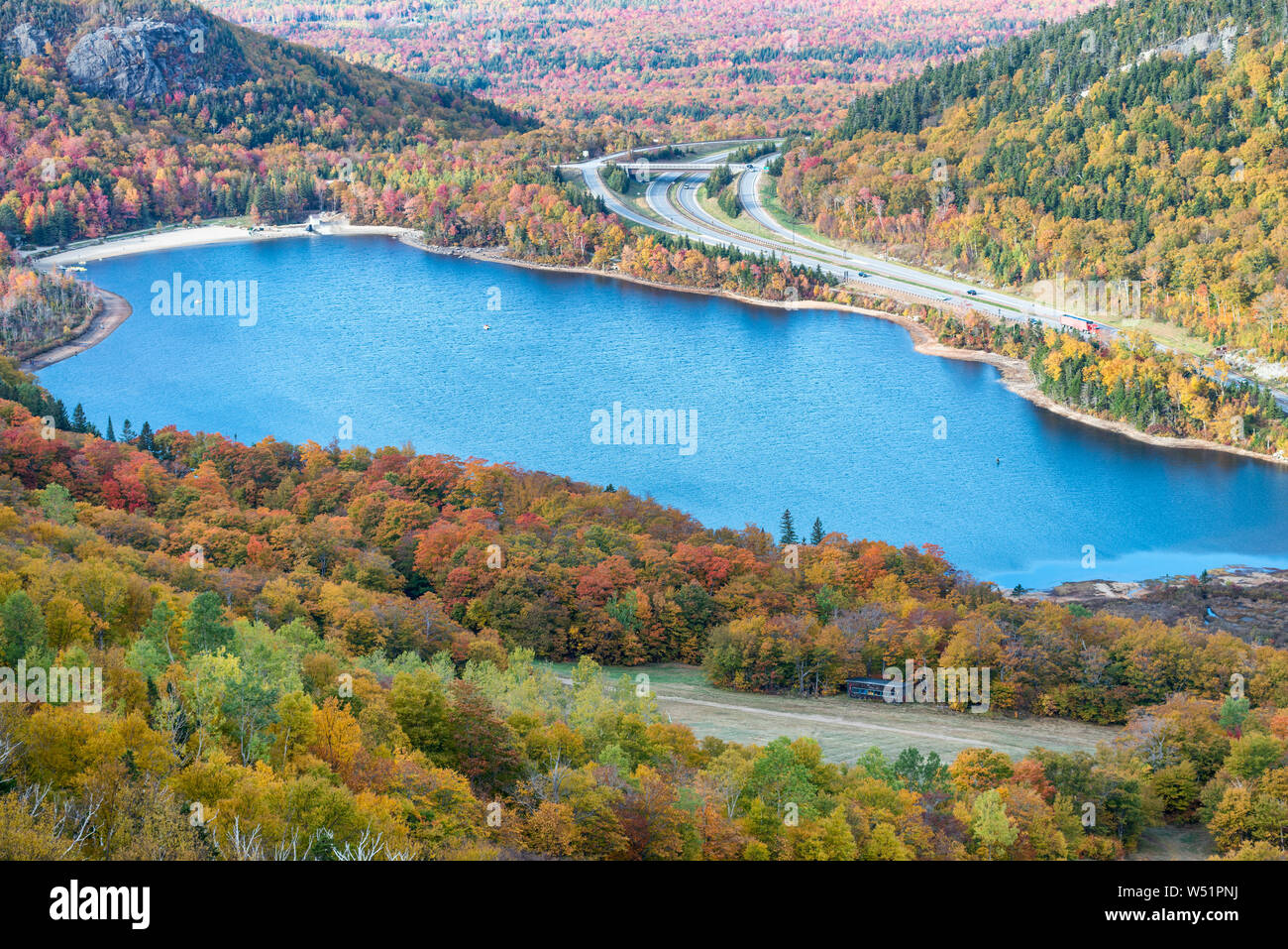 Franconia Notch State Park, Luftaufnahme von See in Laub Saison. Stockfoto