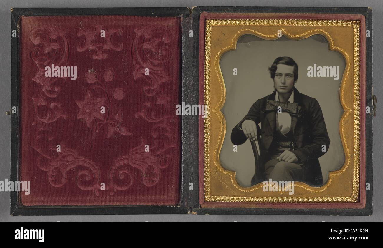 Porträt einer sitzenden jungen Mann, der eine überdimensionale Schleife binden, Christopher C. Schoonmaker (Amerikanisch, aktive Troy, New York 1860), ca. 1862, Ambrotype, von Hand gefärbt Stockfoto