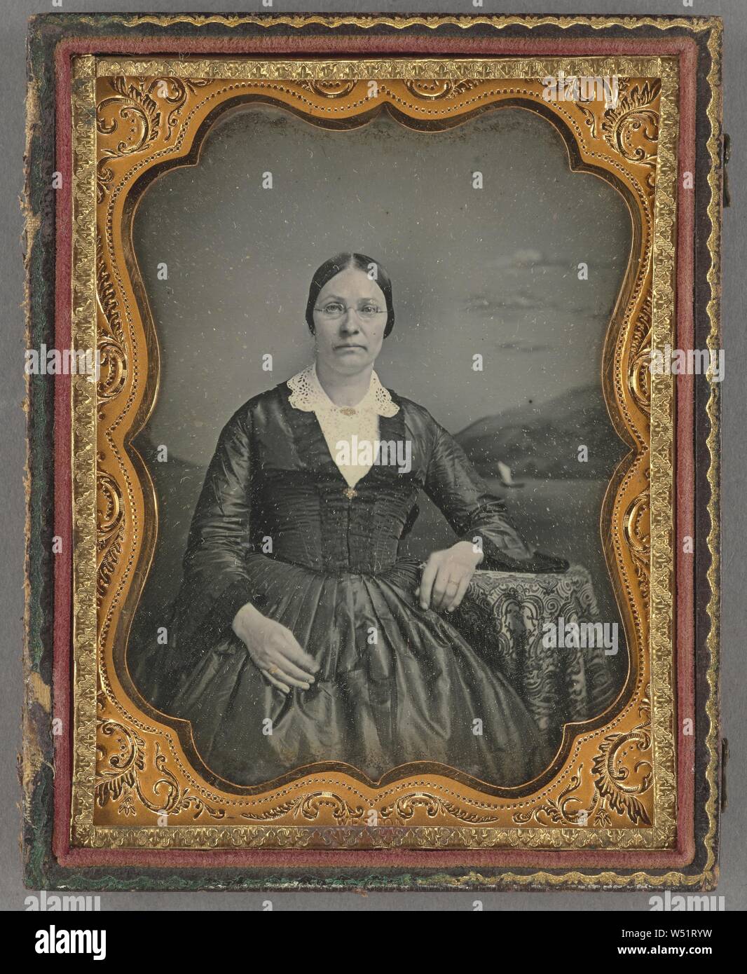 Bildnis einer sitzenden Frau mittleren Alters tragen Kabel Brille, James S. Weston (American, aktiv 1849 - 1857), ca. 1849, Daguerreotypie, von Hand gefärbt Stockfoto