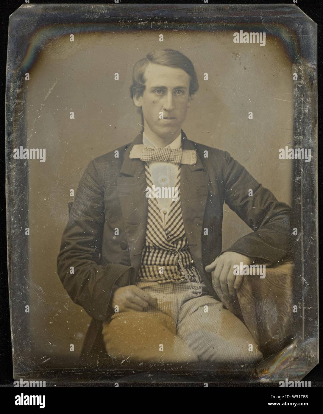 Porträt einer sitzenden Mann mit großen Bow Tie, Jacob Byerly (American, 1807-1883), 1852 - 1855, Daguerreotypie, von Hand gefärbt, 8,1 × 6,8 cm (3 3/16 x 2 11/16 in Stockfoto