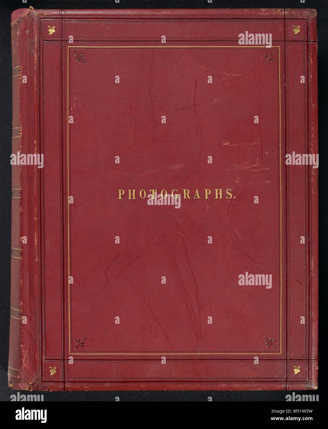 Fotos. (Titel) Aussicht, etc. der Alhambra, Spanien, China, Japan, Indien, Jerusalem, Ägypten, Frankreich, USA usw., Charles Clifford (Englisch, 1819/1820-1863), Felice Beato (Englisch, geboren in Italien, 1832-1909), John Edward Saché (Preußische oder Briten, Preußen geboren, 1824-1882), Robertson & Beato (British, 1854 - 1867), Francis Frith (Englisch, 1822-1898), John Thomson (Schottland, 1837-1921) zugeschrieben, zu Kazumasa Ogawa (Japanisch, 1860-1929), Juan Laurent (Französisch, 1816 - 1886), Alexander Svoboda (Russisch, 1826 - 1896), der Baron Raimund von Stillfried (Österreich, 1839 - 1911) Stockfoto