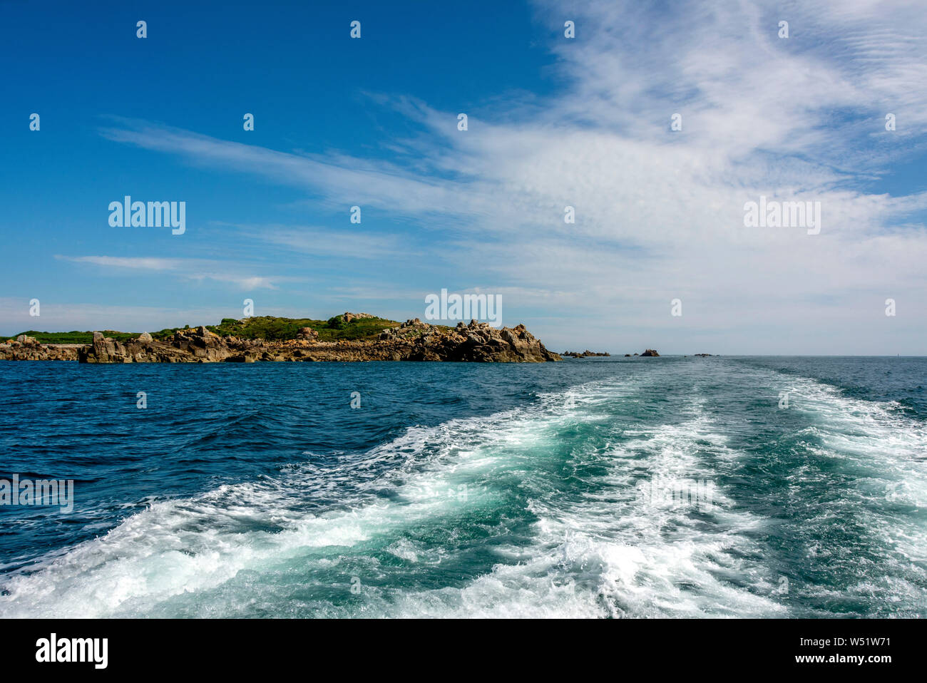 Die Insel Brehat. Schaumstoffwellen hinter einem Boot. Cotes d'Armor-Abteilung. Bretagne. Frankreich Stockfoto