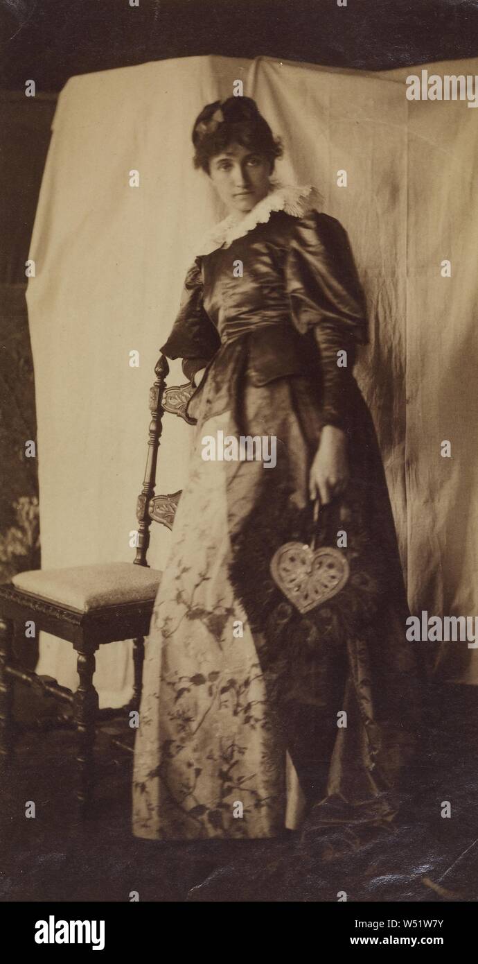 Stehende Frau in Altmodischen Kostüm, Thomas Eakins (American, 1844-1916), über 1885, Eiweiß silber Drucken, 17 x 9,5 cm (6 11/16 x 3 3/4 Zoll Stockfoto