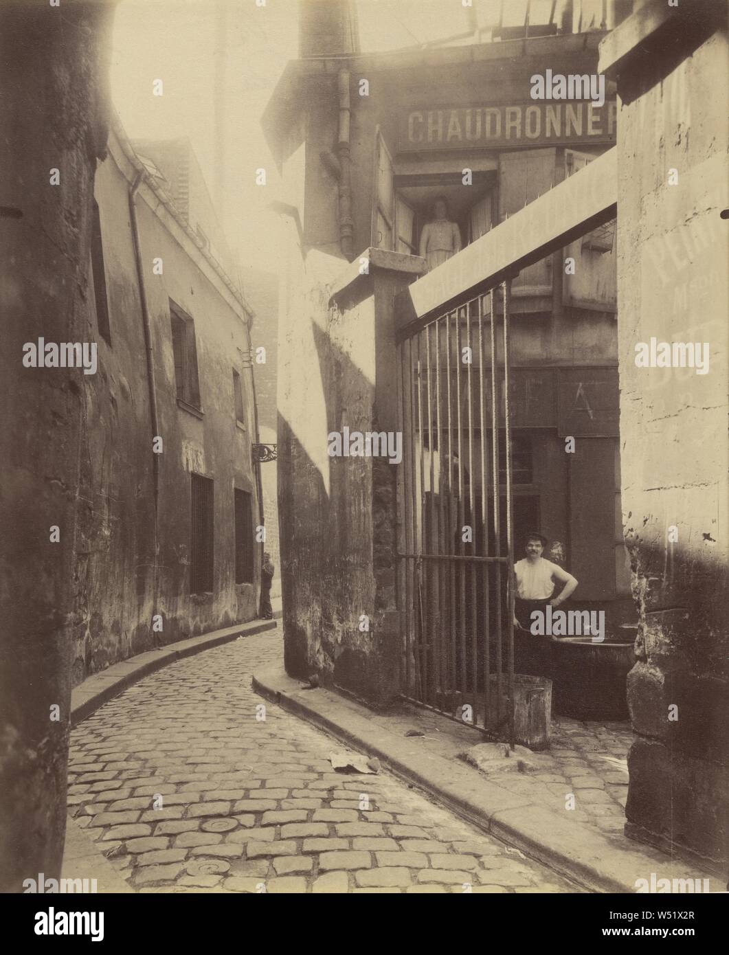 Schlosser's Shop, Passage de la Réunion, Eugène Atget (Französisch, 1857 - 1927), Paris, Frankreich 1911, Eiweiß Silber drucken, 21,6 x 17,8 cm (8 1/2 x 7 Zoll Stockfoto