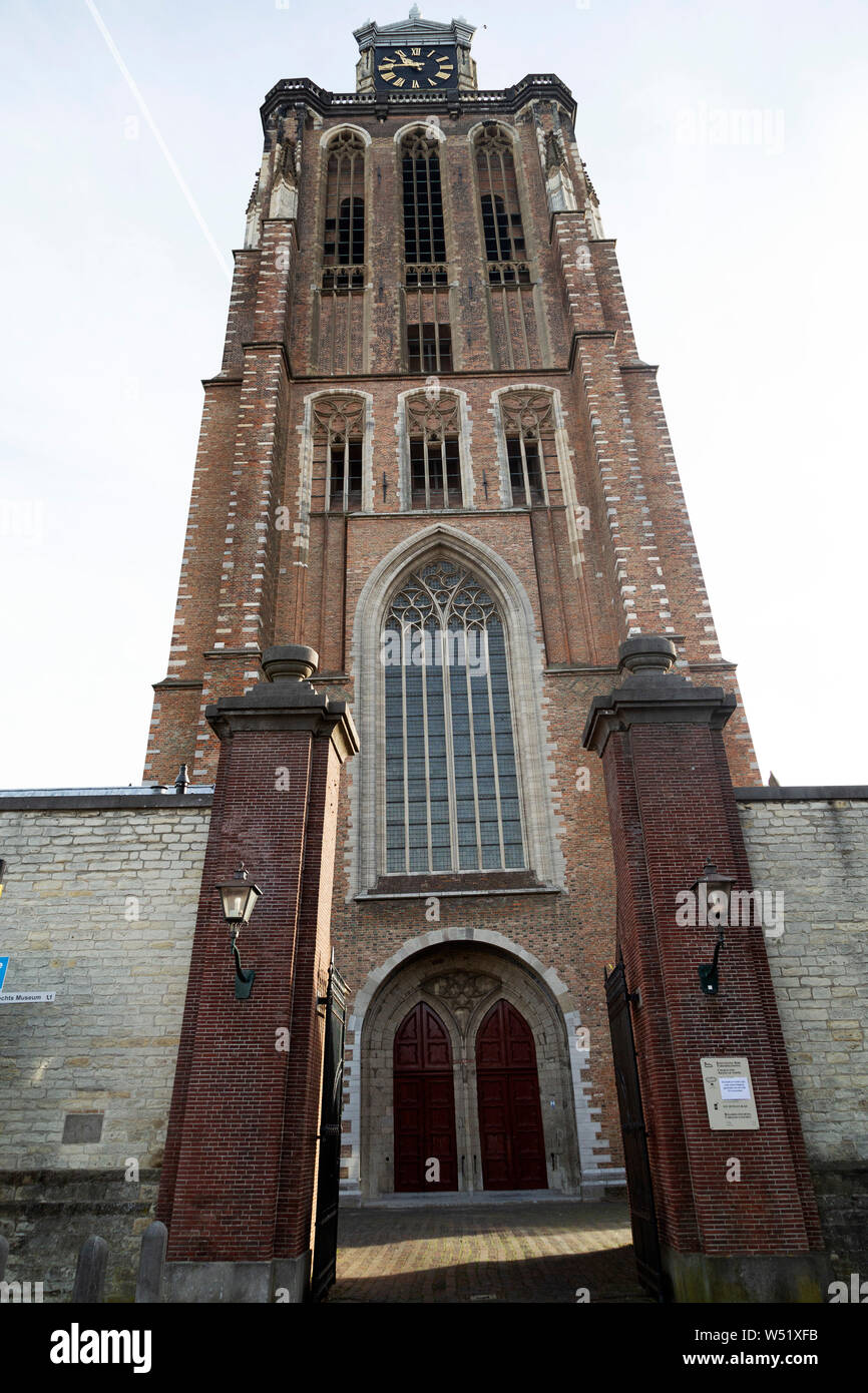 Turm der Liebfrauenkirche Vrouwe-Kerk (Unser Lieben Frauen Kirche) in Dordrecht, Niederlande, Die Kirche ist auch als der Grote Kerk bekannt. Stockfoto