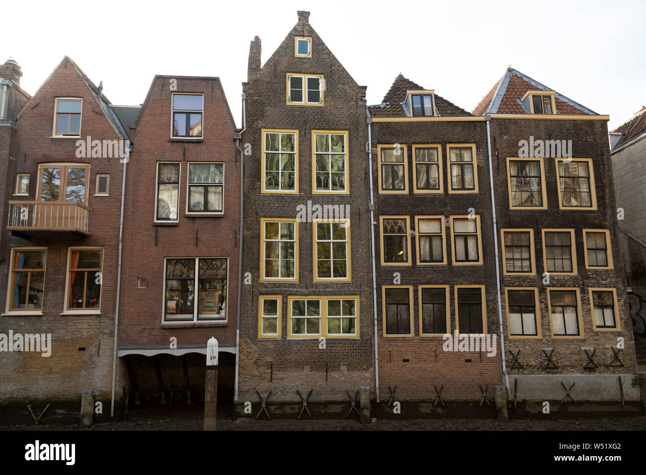Häuser mit Blick auf den Kanal in Dordrecht, Niederlande, Dordrecht ist eine Insel, die Stadt und die älteste Stadt in Holland. Stockfoto