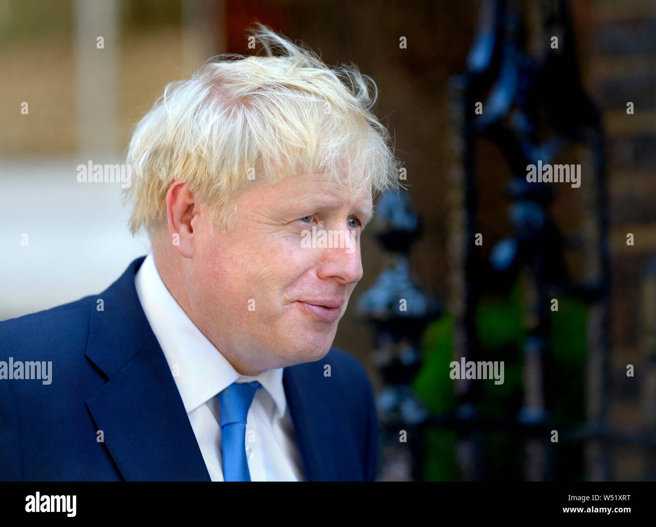 Boris Johnson MP verlassen seine Kampagne Hauptsitz in großen College Street, Westminster, an dem Tag, an dem er Führer der Konservativen Partei, 2 gewählt wurde. Stockfoto