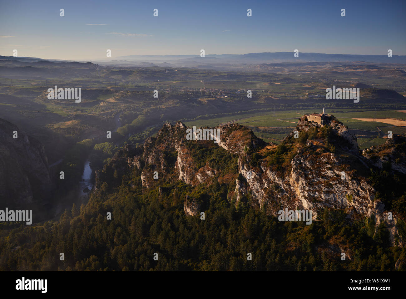16/07/19 San Felices Kapelle in der Nähe von Haro, La Rioja, Spanien vom Heißluftballon gesehen. San Felices ist das Zentrum der Haro Wein Schlacht findet jeden 29. Juni. Stockfoto