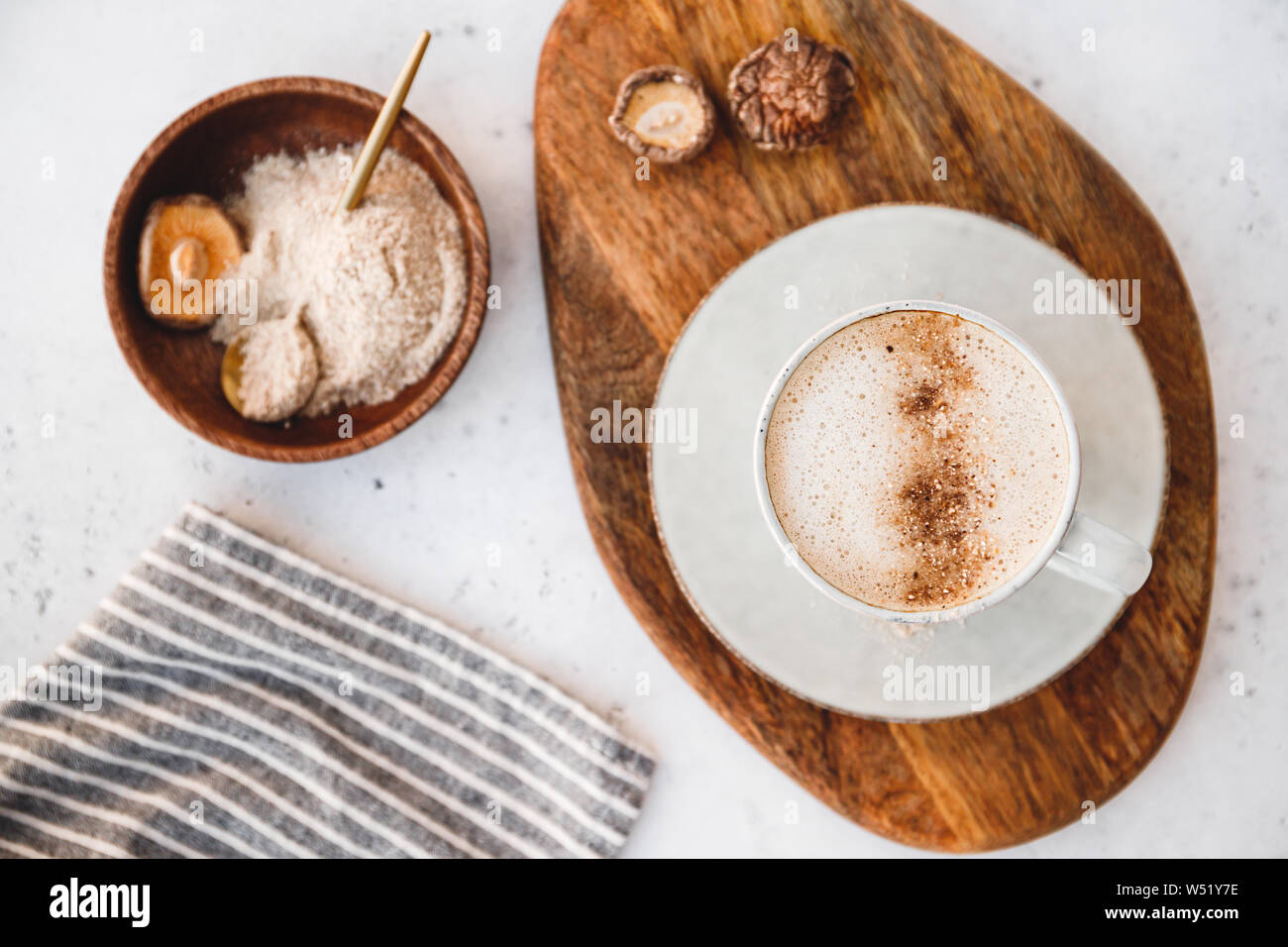 Blick von oben auf die Pilz Latte mit Shiitake Pulver und Ungesüßte Kokosmilch Mandelmilch Mischung. Gesunde nützliche vegan trinken, flach. Stockfoto