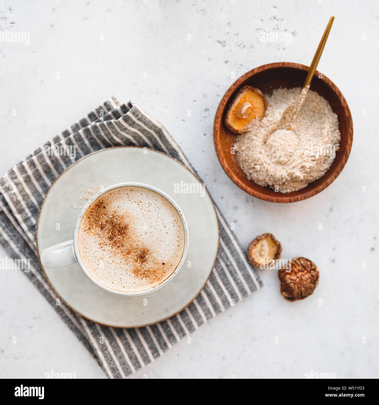 Blick von oben auf die Pilz Latte mit Shiitake Pulver und Ungesüßte Kokosmilch Mandelmilch Mischung. Gesunde nützliche vegan trinken, flach. Stockfoto