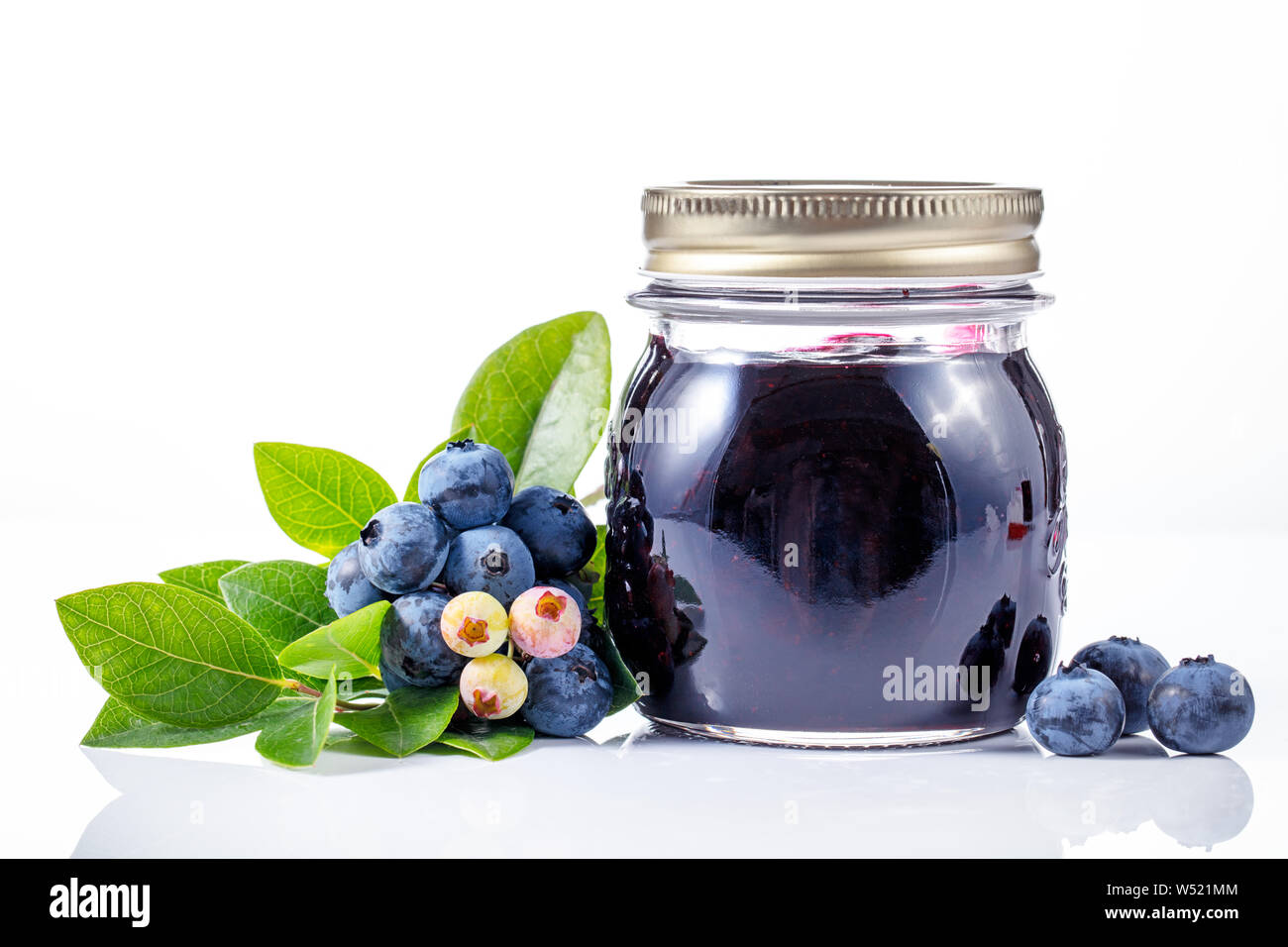 Blueberry jam mit Beeren auf Weiß Stockfoto