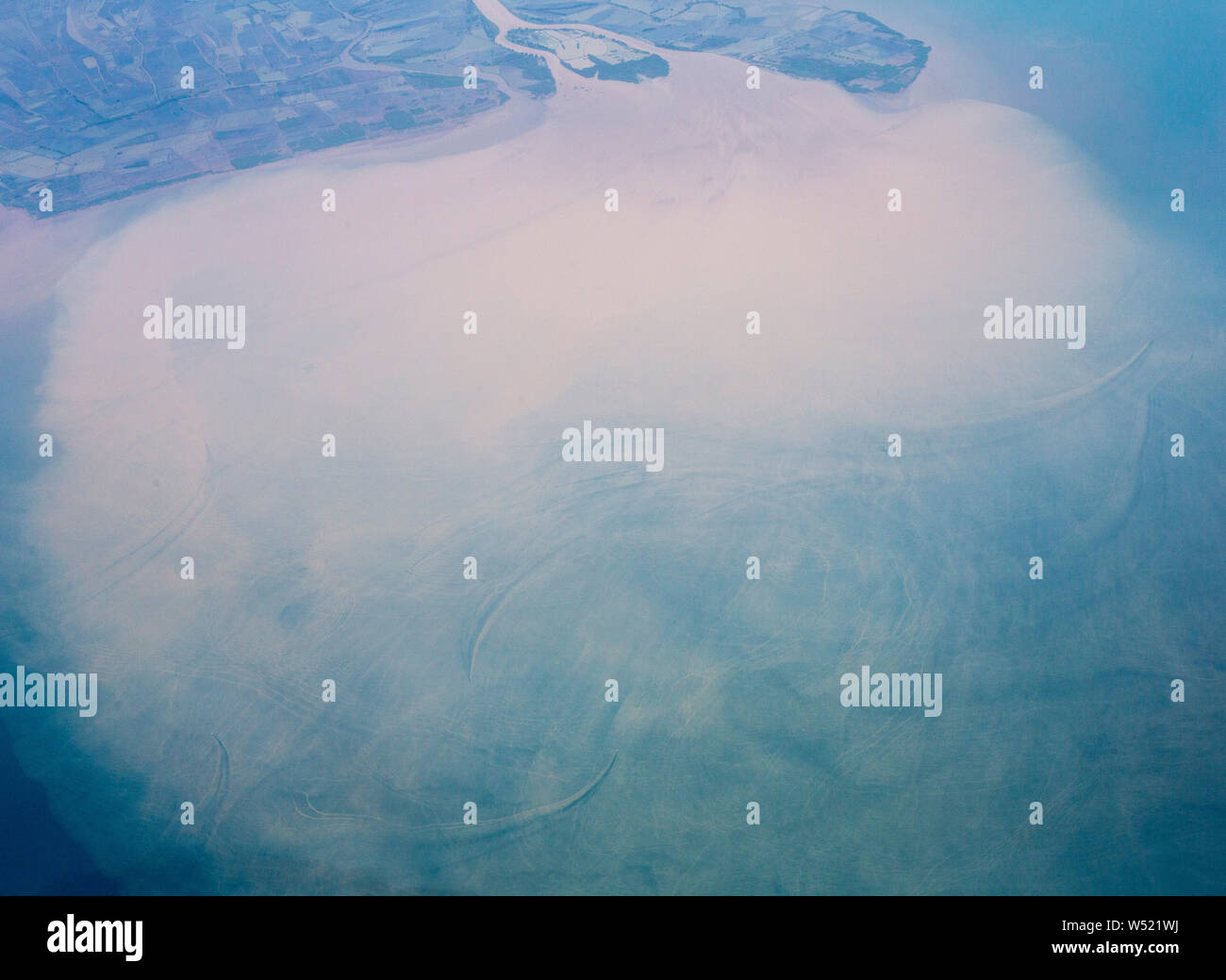 Ozean industrielle Verschmutzung auf die Küstenlinie in Java, Indonesien Stockfoto