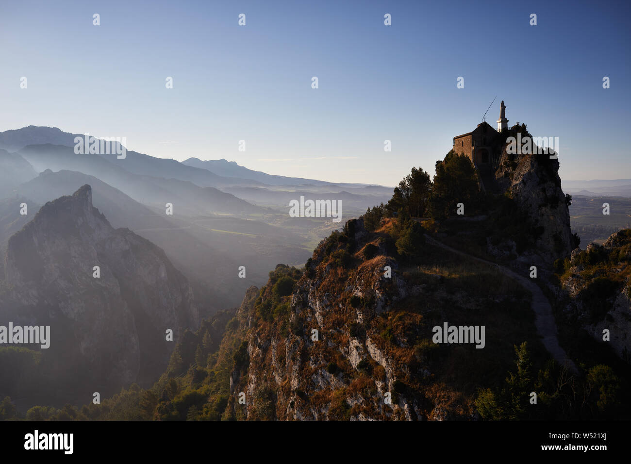 16/07/19 San Felices Kapelle in der Nähe von Haro, La Rioja, Spanien vom Heißluftballon gesehen. San Felices ist das Zentrum der Haro Wein Schlacht findet jeden 29. Juni. Stockfoto