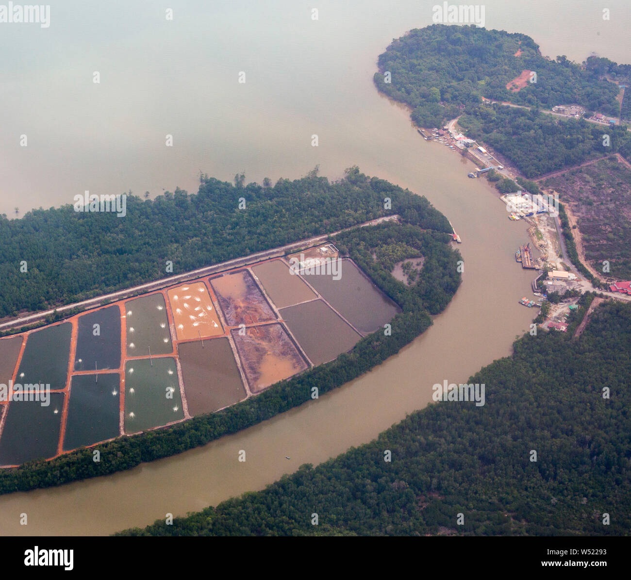 Luftaufnahme von einem Shrimp Farm in der Nähe von dem Meer in Selangor, Malaysia. Stockfoto