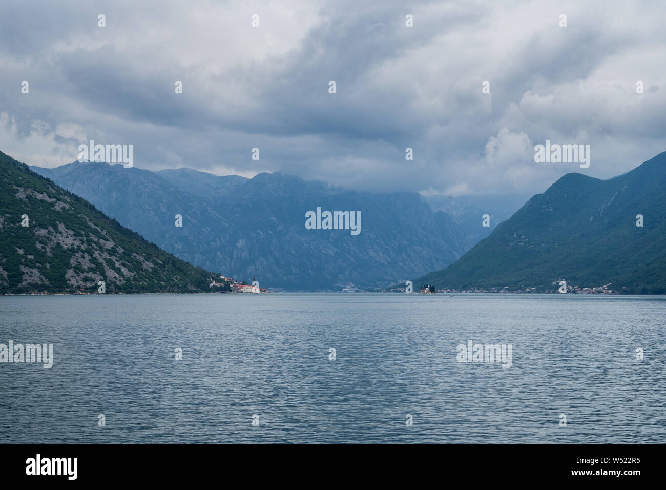 Montenegro, majestätische Berge, die Fjorde und die Insel neben alten Stadt Perast Dorf in der Bucht von Kotor an bewölkten Tag Stockfoto