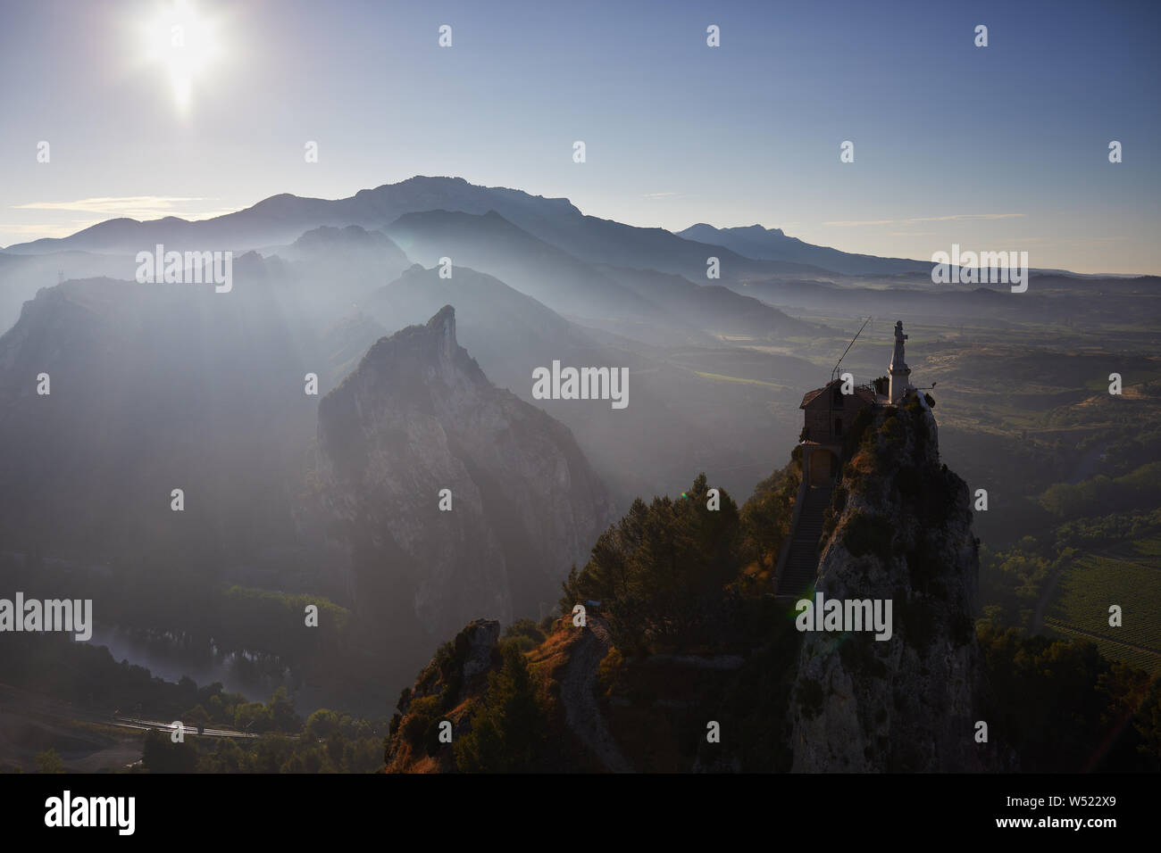 16/07/19 San Felices Kapelle in der Nähe von Haro, La Rioja, Spanien vom Heißluftballon gesehen. San Felices ist das Zentrum der Haro Wein Schlacht findet jeden 29. Juni. Stockfoto