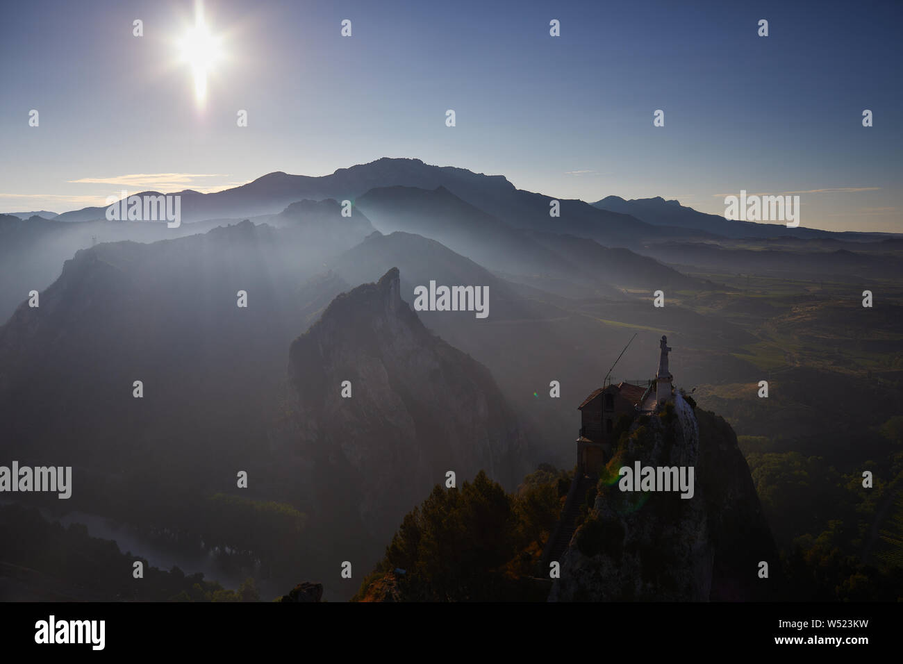 16/07/19 San Felices Kapelle in der Nähe von Haro, La Rioja, Spanien vom Heißluftballon gesehen. San Felices ist das Zentrum der Haro Wein Schlacht findet jeden 29. Juni. Stockfoto