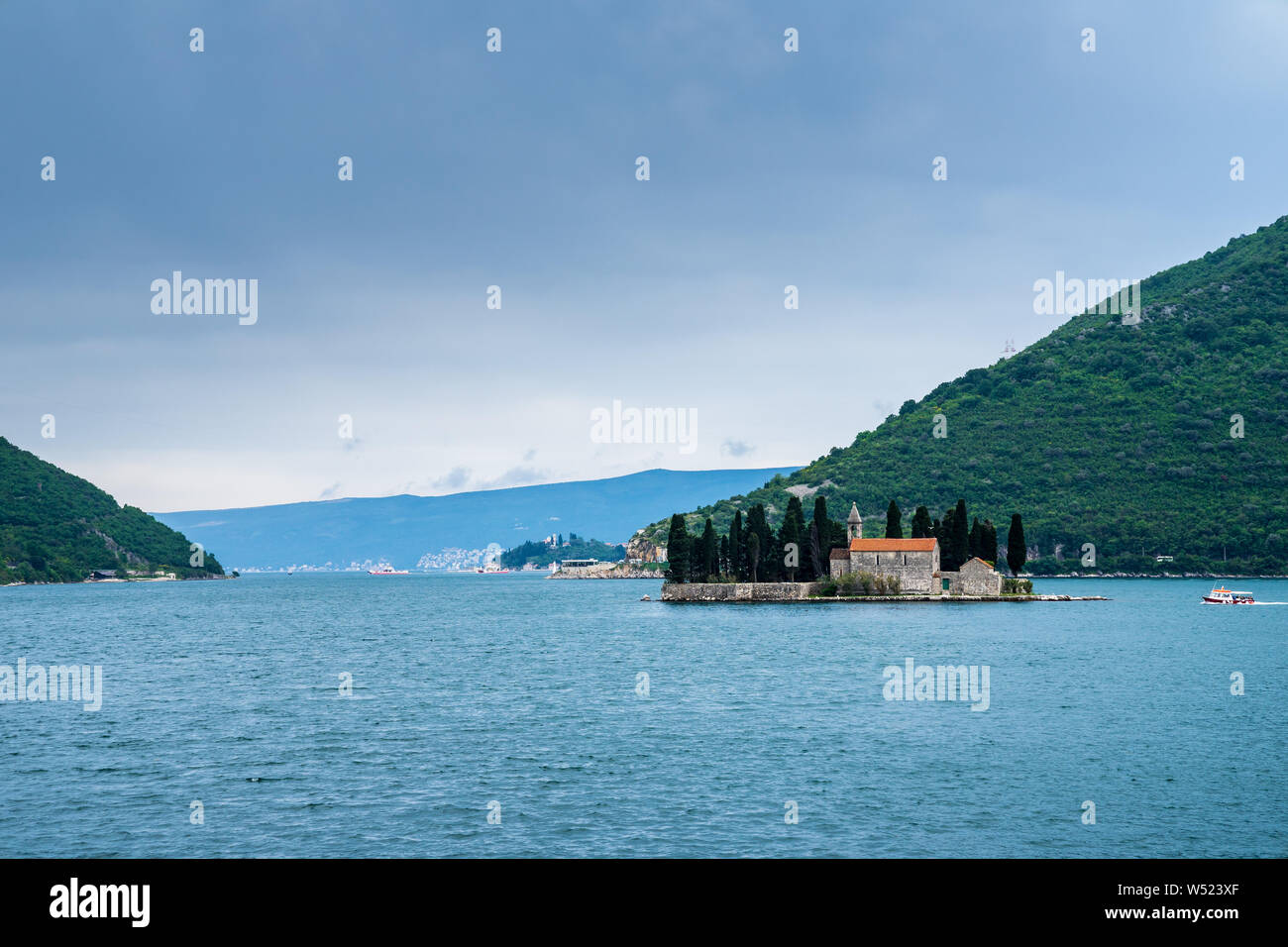 Montenegro, eine kleine Insel von Saint George Benedictian Kloster auf St. George Island Ostrvo Sveti Dorde an der Küste von perast Altstadt, einem beliebten touristischen a Stockfoto