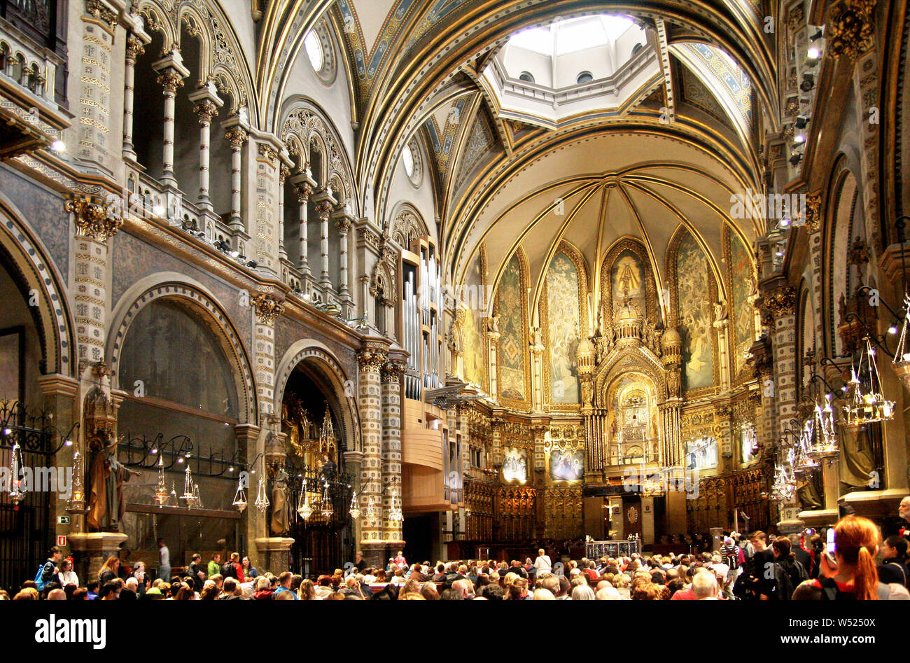 Juli 15, 2019, Montserrat, Spanien: Pilger in der Basilika. Benediktinerabtei Santa Maria de Montserrat. Das Kloster ist bekannt für die kultfigur der Jungfrau Maria (La Moreneta). Von Kerzen für Hunderte von Jahren verbrannt geschwärzt, die Figur der Mutter Gottes ist in einer Nische über dem Hauptaltar der Basilika entfernt. Im Kloster gibt es eine Schule, ein Internat für Jungen und Mädchen der Gregorianischen, eines der ältesten in Europa, genannt Escolania de Montserrat. Kredit Damian: Klamka/SOPA Images/ZUMA Draht/Alamy leben Nachrichten Stockfoto