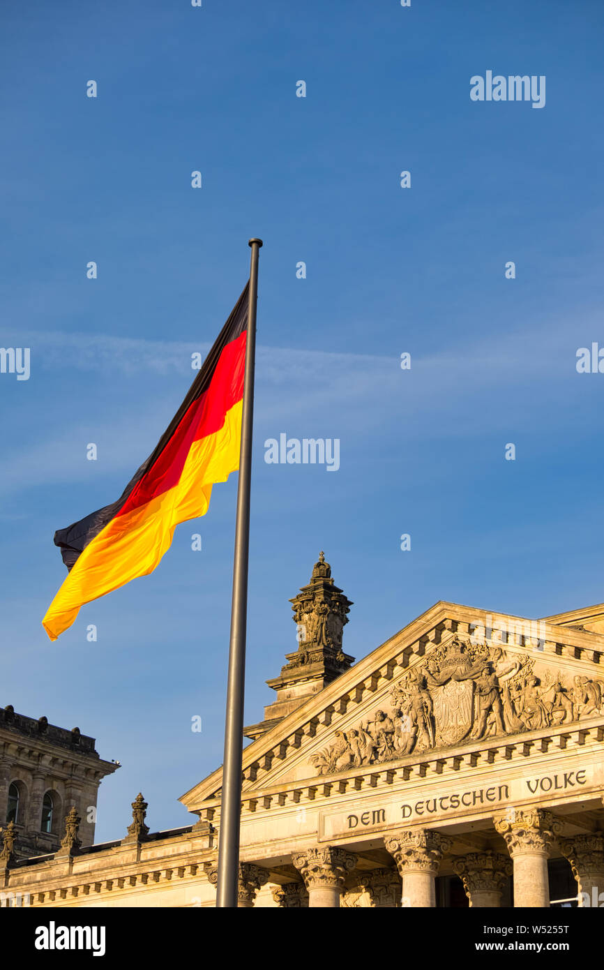 Das Reichstagsgebäude in Berlin mit der deutschen Flagge. Ein Wahrzeichen und Reiseziel für Touristen Stockfoto