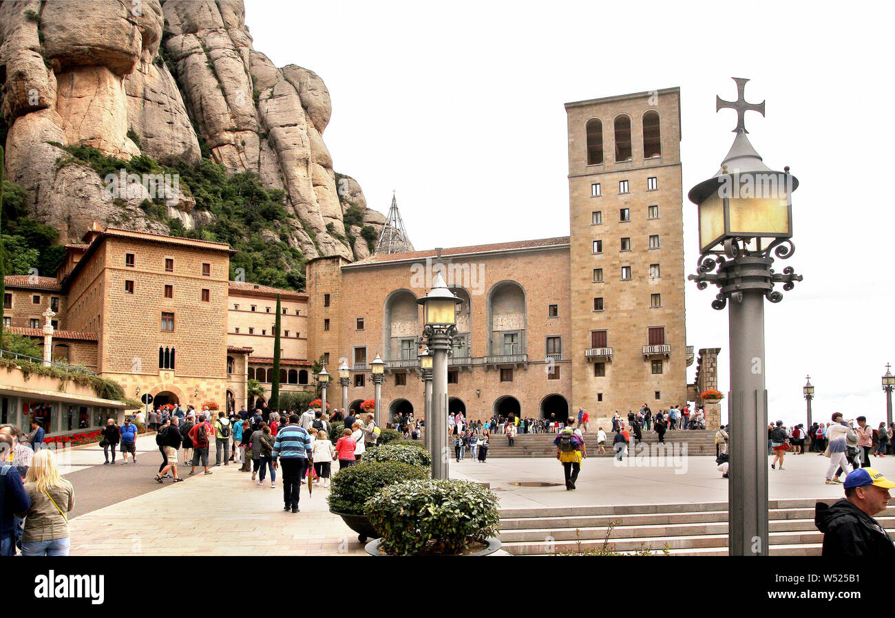 Juli 15, 2019, Montserrat, Spanien: Pilger vor dem Kloster der Benediktiner Abtei Santa Maria de Montserrat. Das Kloster ist bekannt für die kultfigur der Jungfrau Maria (La Moreneta). Von Kerzen für Hunderte von Jahren verbrannt geschwärzt, die Figur der Mutter Gottes ist in einer Nische über dem Hauptaltar der Basilika entfernt. Im Kloster gibt es eine Schule, ein Internat für Jungen und Mädchen der Gregorianischen, eines der ältesten in Europa, genannt Escolania de Montserrat. Kredit Damian: Klamka/SOPA Images/ZUMA Draht/Alamy leben Nachrichten Stockfoto