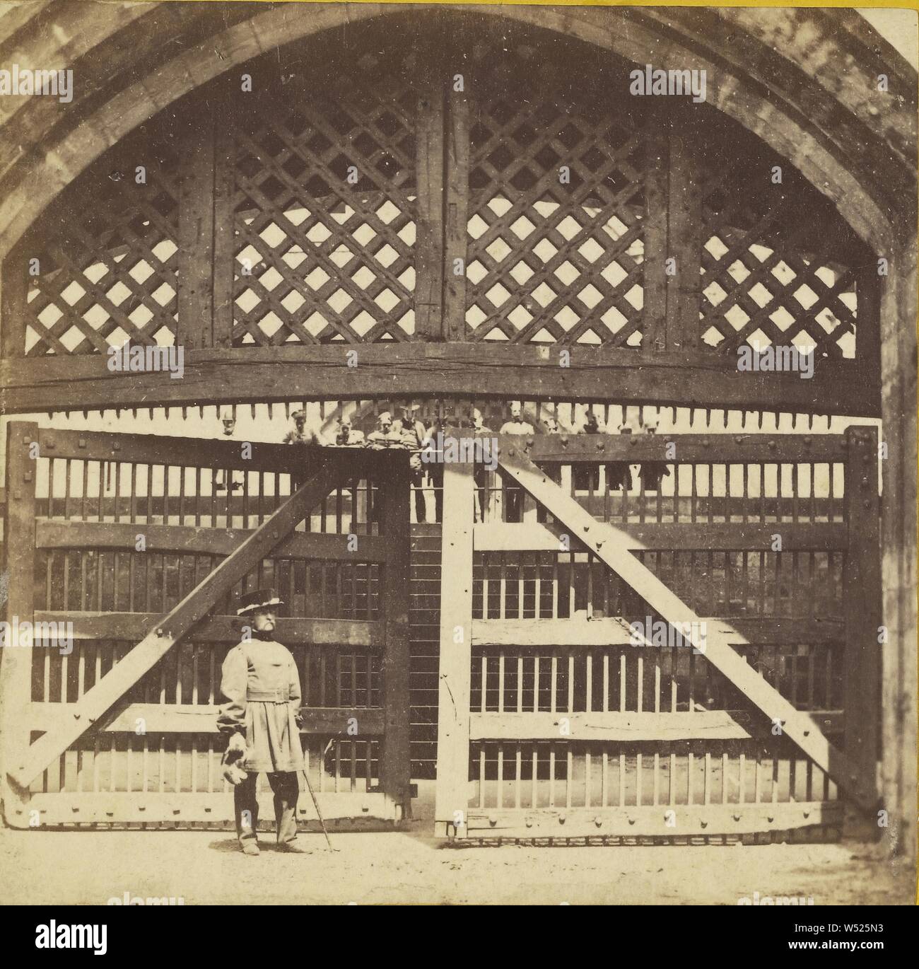 Der Tower von London. Der Verräter Tor, der Fluss - Von der Wassergraben., James Davis Burton (Briten, aktive 1860s), ca. 1864, Eiweiß silber Drucken Stockfoto