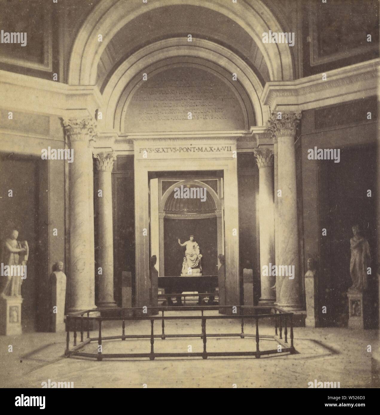 Interieur mit römischen Statuen und Büsten, F. Datri (Italienisch, aktive 1860s - 1870s), 1870s, Eiklar silber Drucken Stockfoto