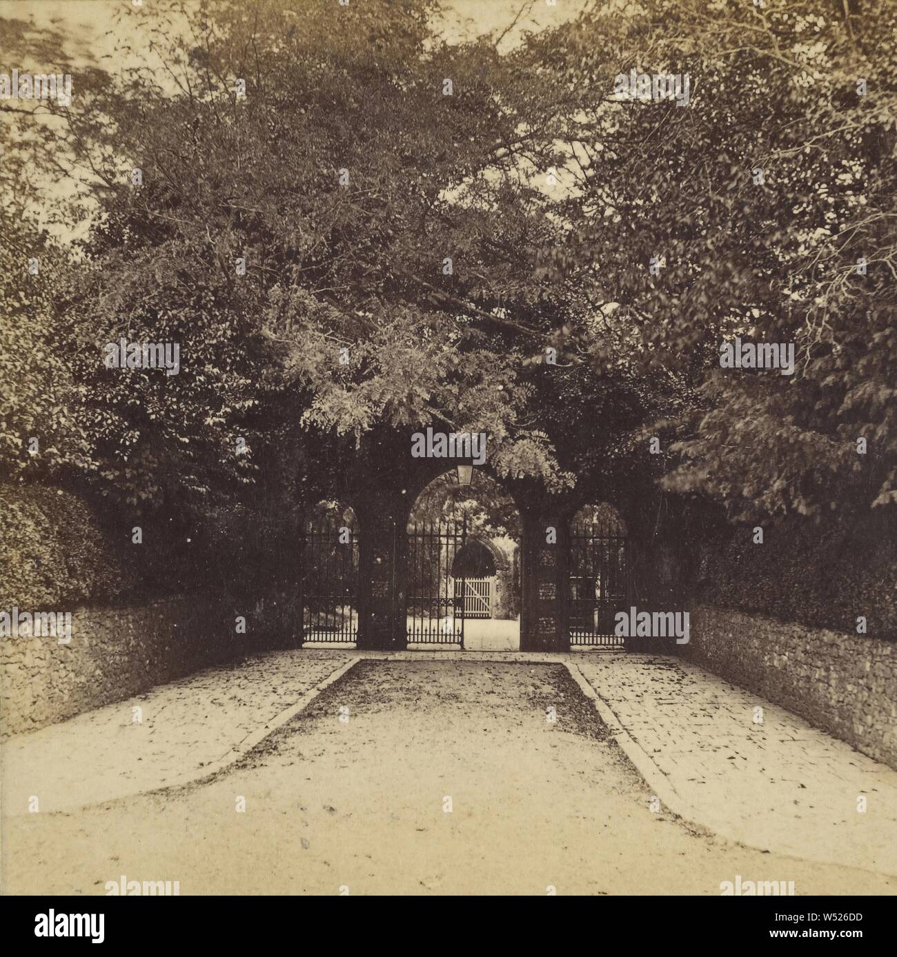 Eingang zum Arundel Kirche, M. Deas (Briten, aktive 1860s - 1870s), 1865-1875, Eiweiß Silber drucken Zugeschrieben Stockfoto