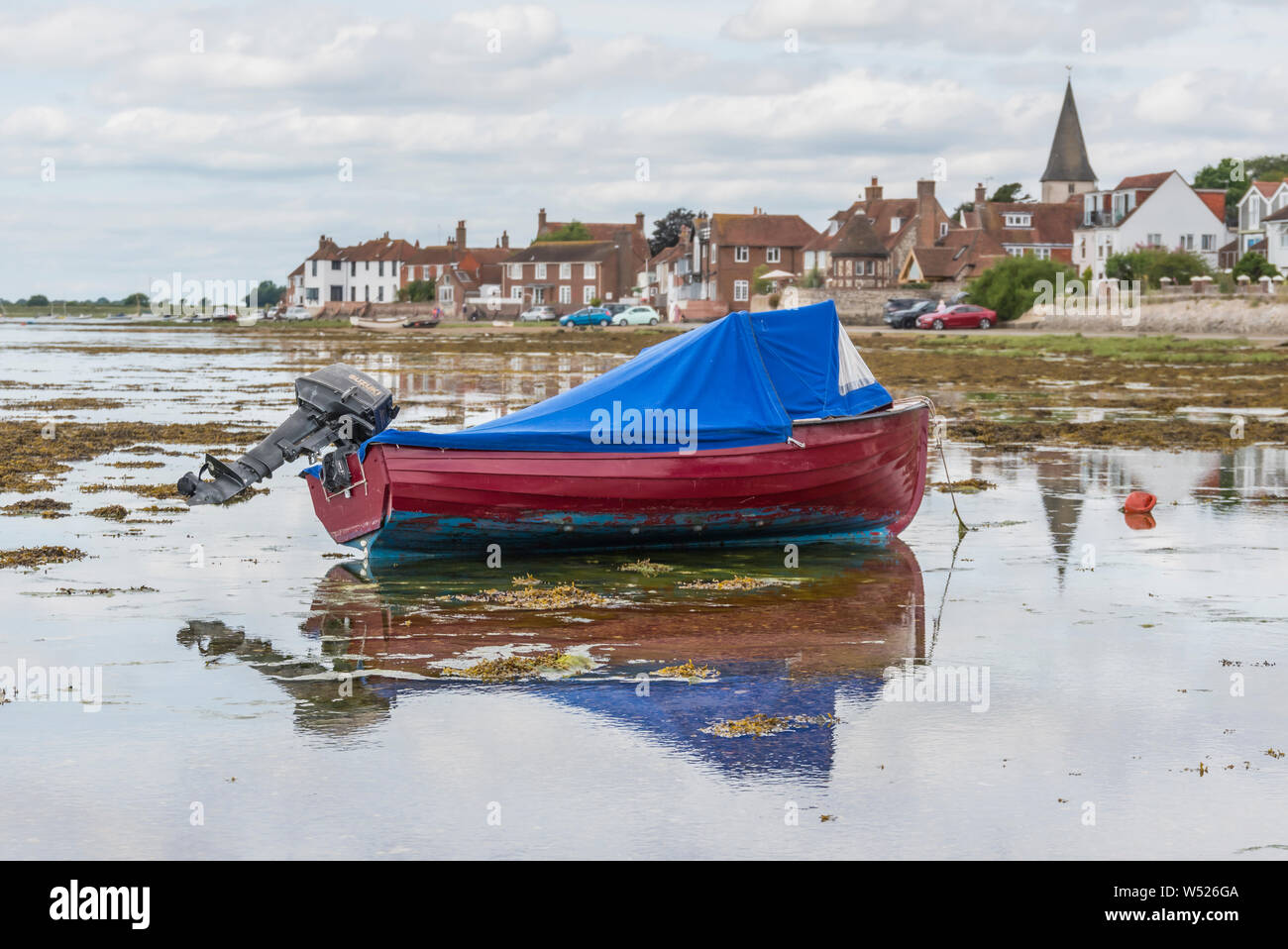 Strände Boote im flachen Wasser bei Ebbe in Chichester Harbour, Bosham Village, West Sussex, England, UK. Bosham auf die Landschaft. Stockfoto