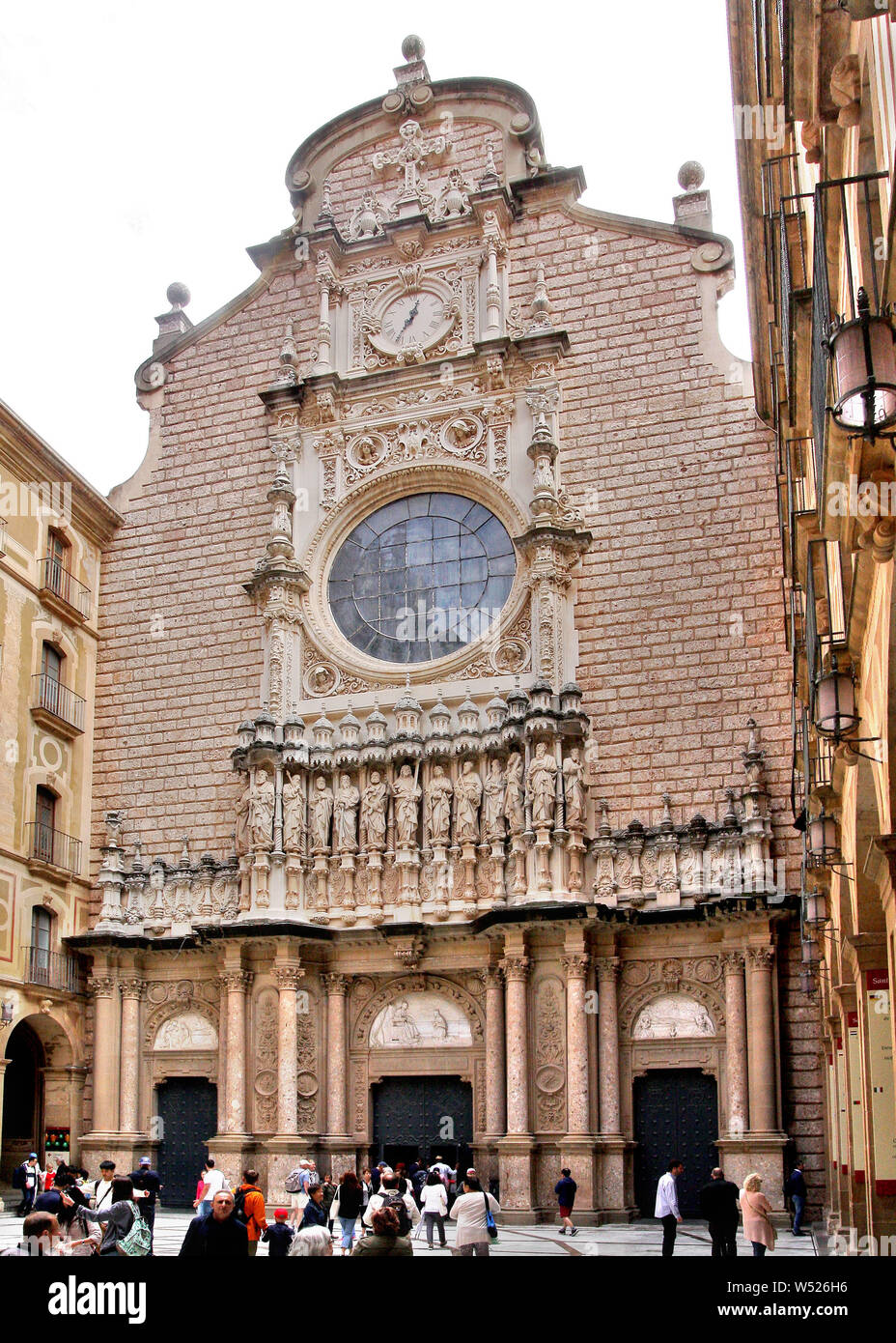 Juli 15, 2019, Montserrat, Spanien: Pilger vor der Basilika Benediktinerabtei Santa Maria de Montserrat. Das Kloster ist bekannt für die kultfigur der Jungfrau Maria (La Moreneta). Von Kerzen für Hunderte von Jahren verbrannt geschwärzt, die Figur der Mutter Gottes ist in einer Nische über dem Hauptaltar der Basilika entfernt. Im Kloster gibt es eine Schule, ein Internat für Jungen und Mädchen der Gregorianischen, eines der ältesten in Europa, genannt Escolania de Montserrat. Kredit Damian: Klamka/SOPA Images/ZUMA Draht/Alamy leben Nachrichten Stockfoto