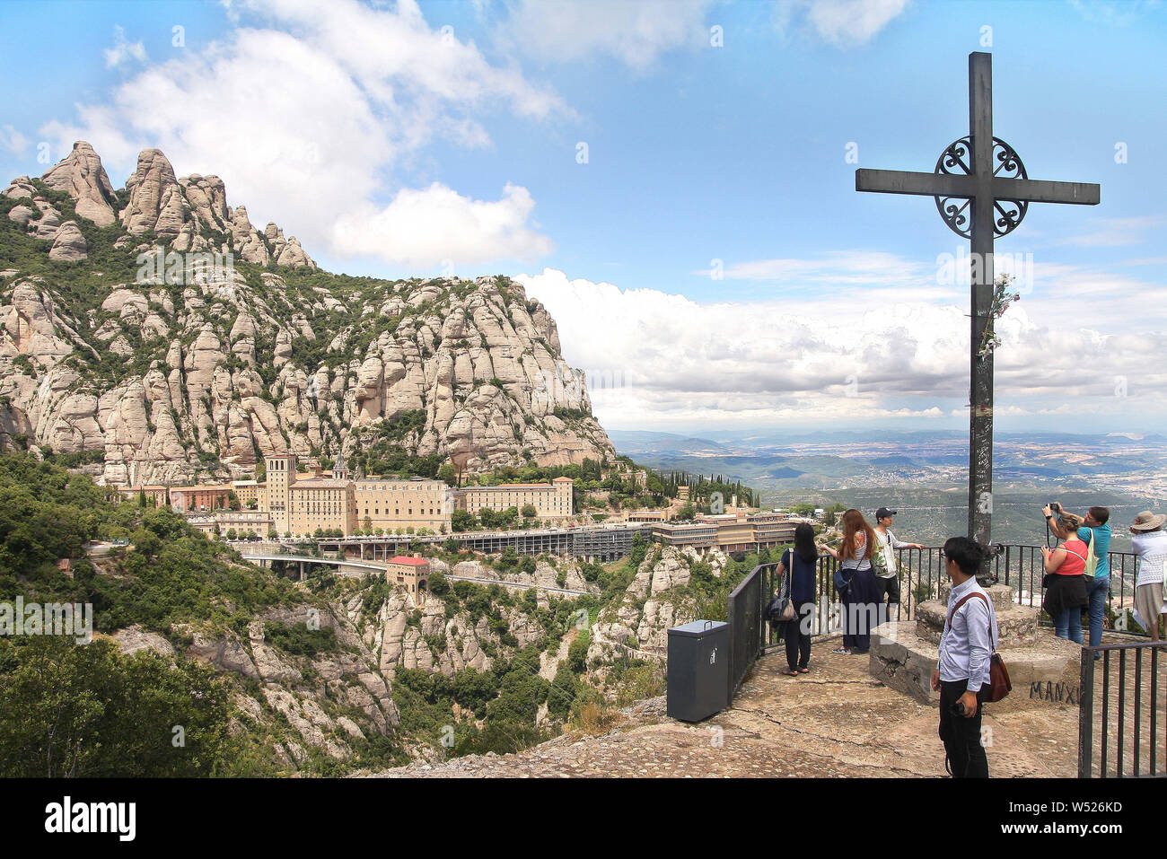 Juli 15, 2019, Montserrat, Spanien: Pilger an das Kloster der Benediktiner Abtei Santa Maria de Montserrat. Das Kloster ist bekannt für die kultfigur der Jungfrau Maria (La Moreneta). Von Kerzen für Hunderte von Jahren verbrannt geschwärzt, die Figur der Mutter Gottes ist in einer Nische über dem Hauptaltar der Basilika entfernt. Im Kloster gibt es eine Schule, ein Internat für Jungen und Mädchen der Gregorianischen, eines der ältesten in Europa, genannt Escolania de Montserrat. Kredit Damian: Klamka/SOPA Images/ZUMA Draht/Alamy leben Nachrichten Stockfoto