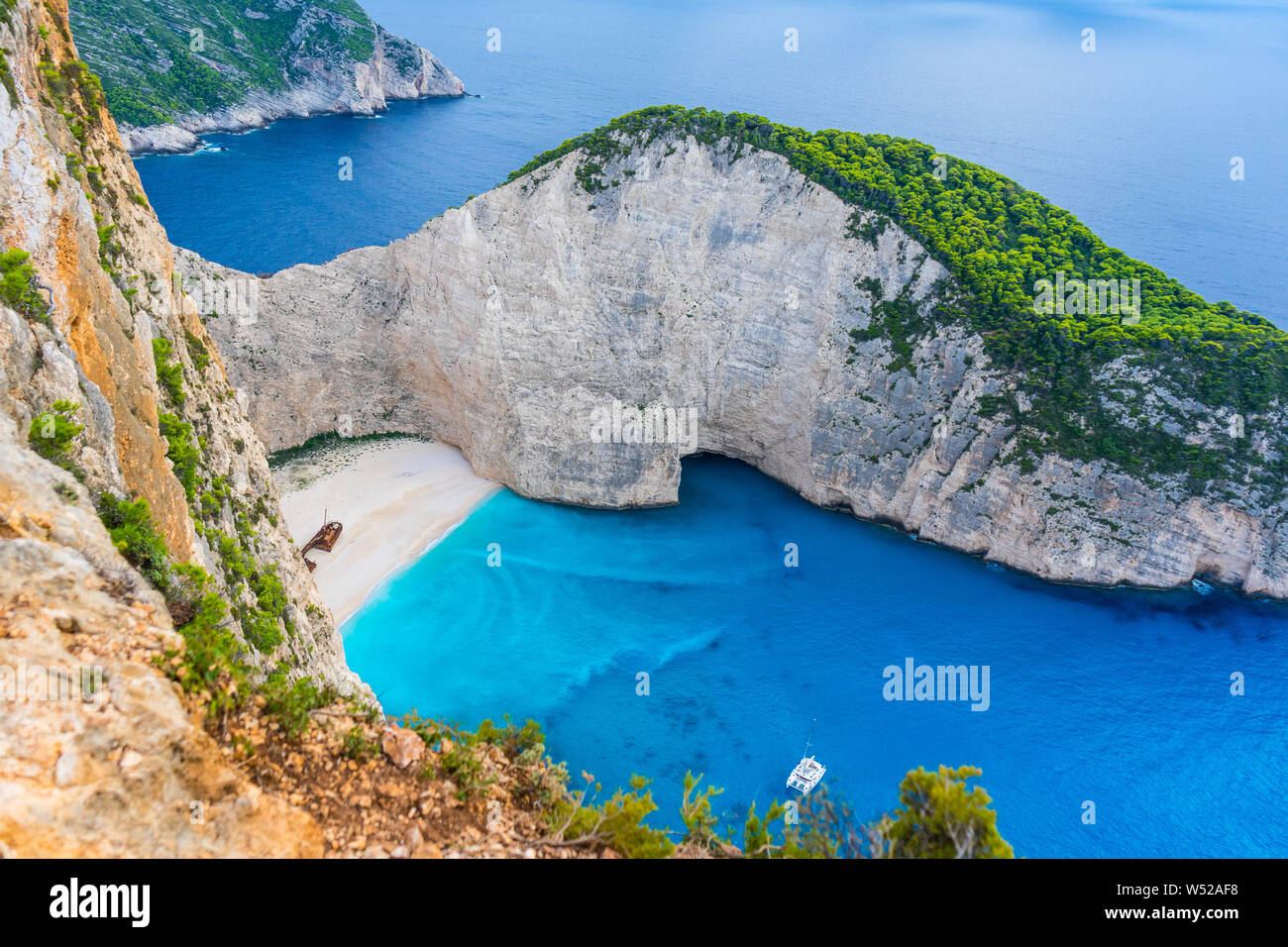 Griechenland, Zakynthos, paradiesischen Blick auf den weißen Sandstrand und das azurblaue Wasser der Shipwreck Beach von den Klippen Stockfoto