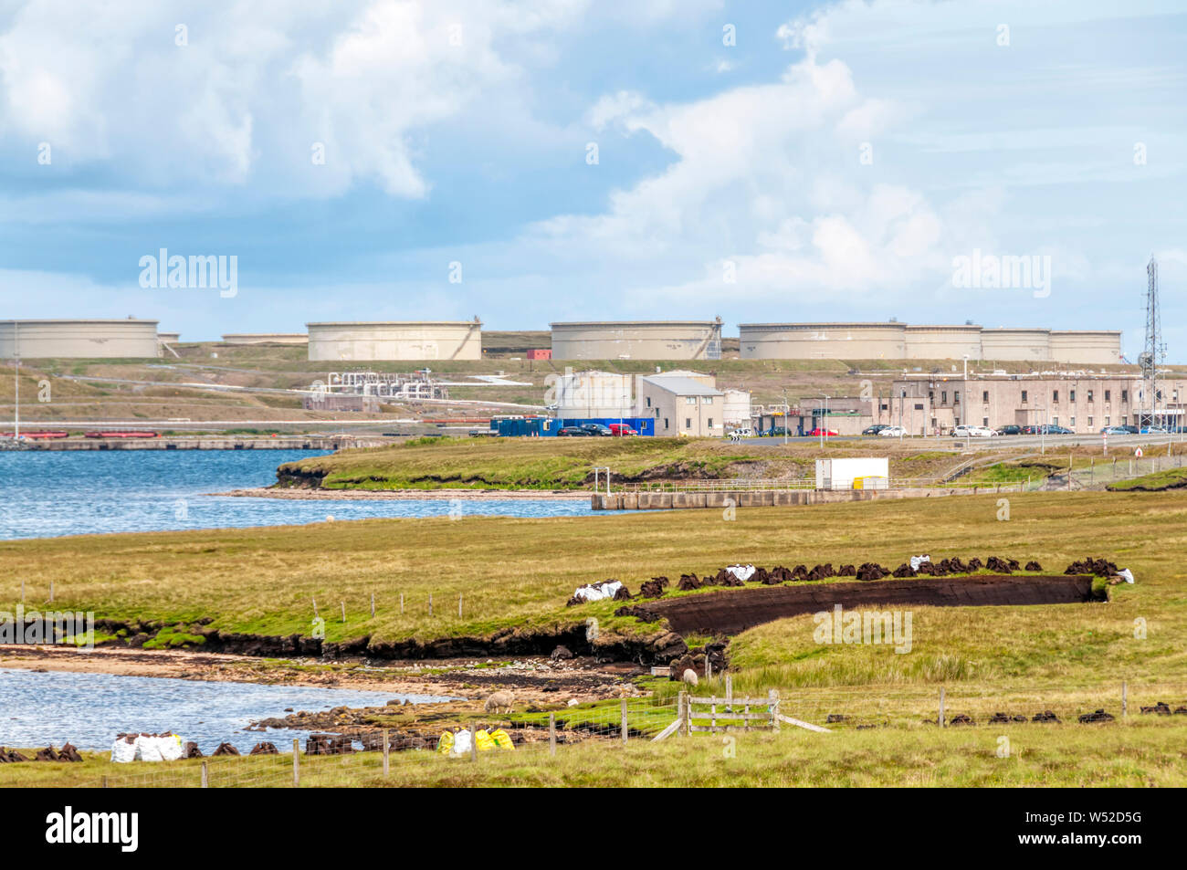 Torfstich vor sullom Voe Öl & Gas Terminal. Fortschritte und Veränderungen der Rückstellung Konzept. Stockfoto