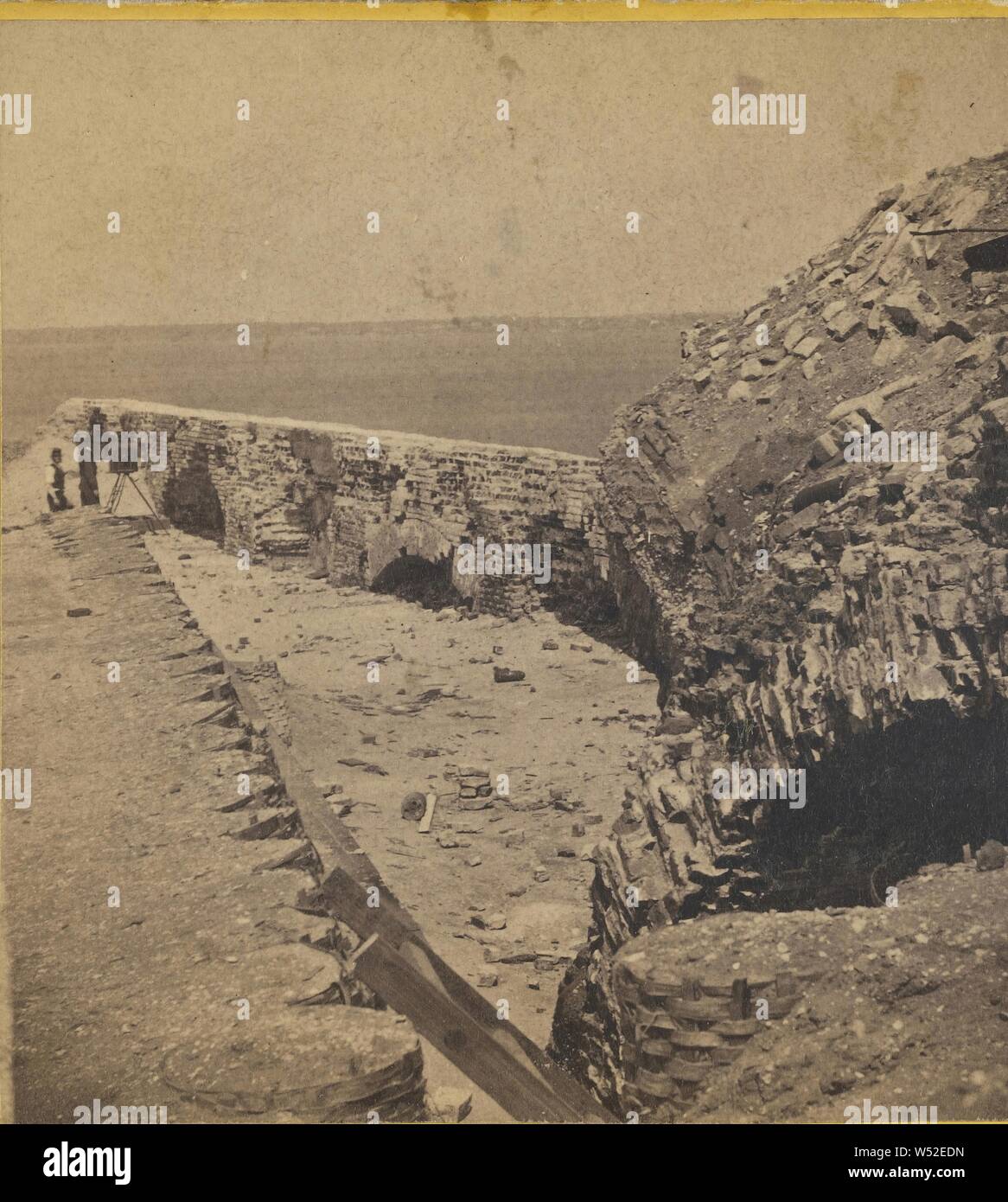 Innenraum Fort Sumpter, auf der Suche nach Charleston Charleston, South Carolina, John S. Soule (American, 1827-1904), März - April 1865, Eiweiß silber Drucken Stockfoto