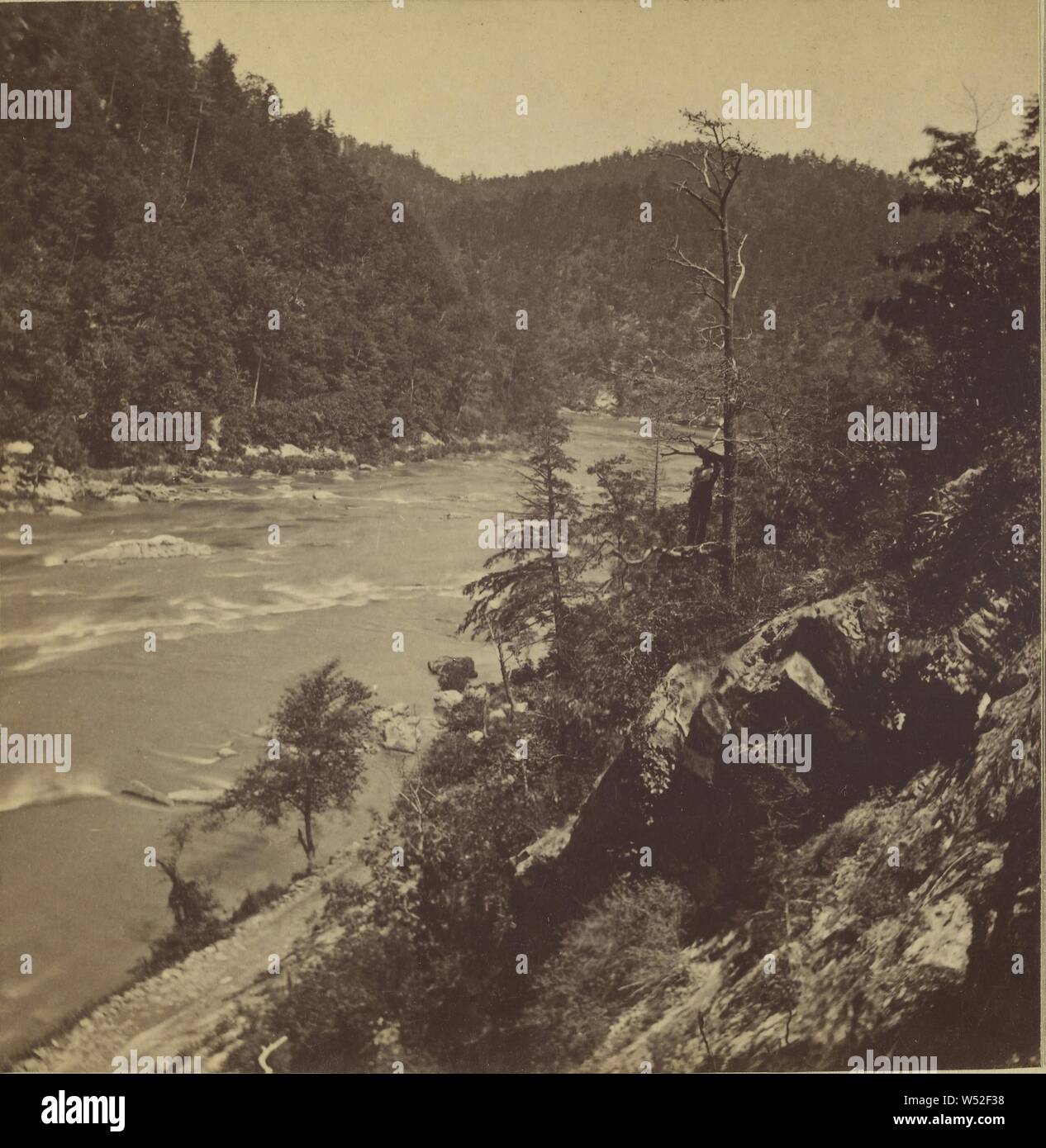 Unter den Klippen und Stromschnellen auf French Broad, Nord-Carolina, Nat. W. Taylor (Amerikanisch, aktive 1880s - 1890s), 1870s, Eiklar silber Drucken Stockfoto