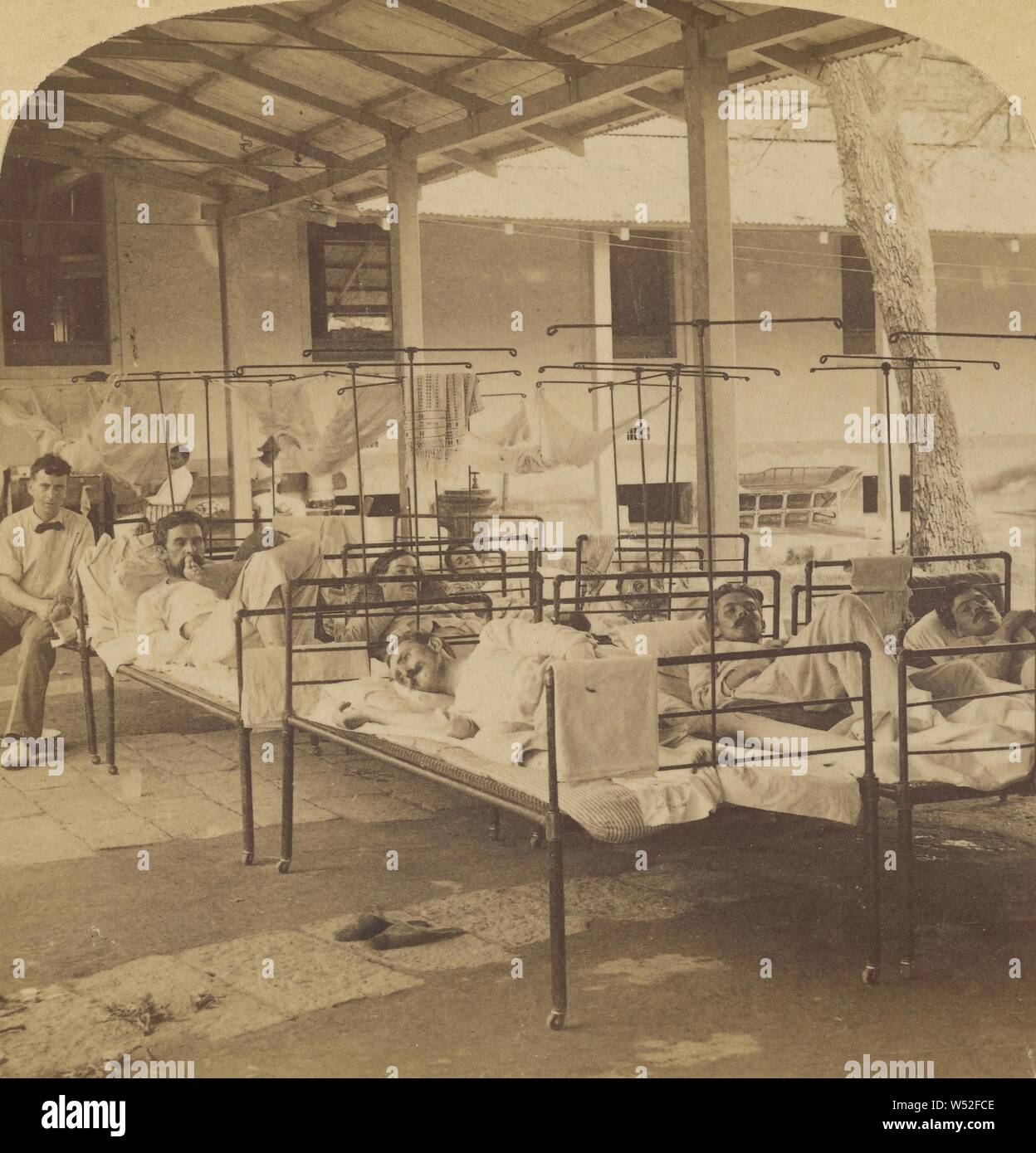 Angeschlagen mit Fieber - Tödlicher als Filipino Kugeln - 1. Reserve Krankenhaus, Manila, Philippinen Inseln., Underwood & Underwood (American, 1881-1940), 1900, Eiweiß silber Drucken Stockfoto