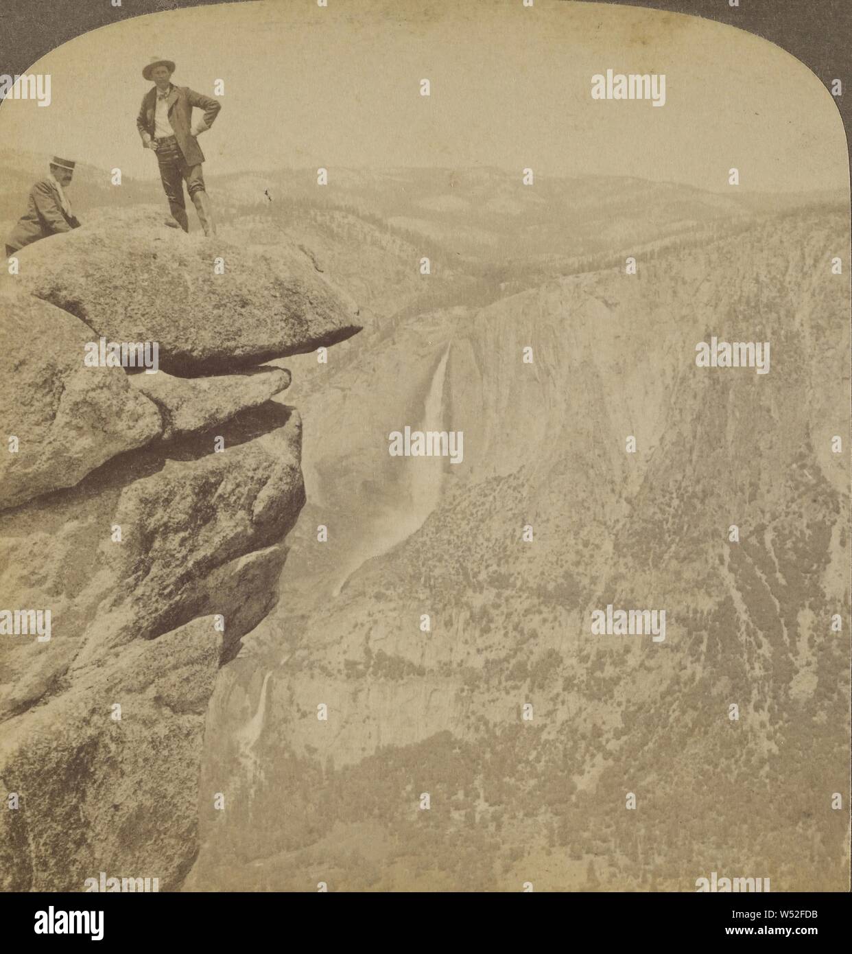 Fast eine Meile gerade nach unten und nur einen Schritt vom Glacier Point (N.W.) über Valley Yosemite Falls, Yosemite, Kalifornien., Underwood & Underwood (American, 1881-1940), 1902, Eiweiß silber Drucken Stockfoto