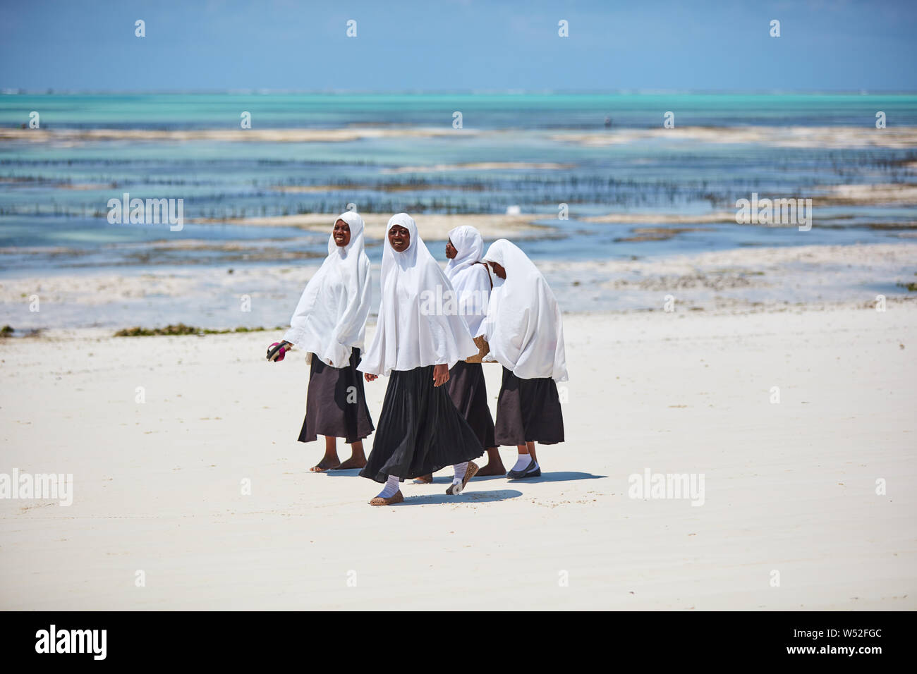 Sansibar, Afrika, Mädchen in die Schule zu gehen. Stockfoto