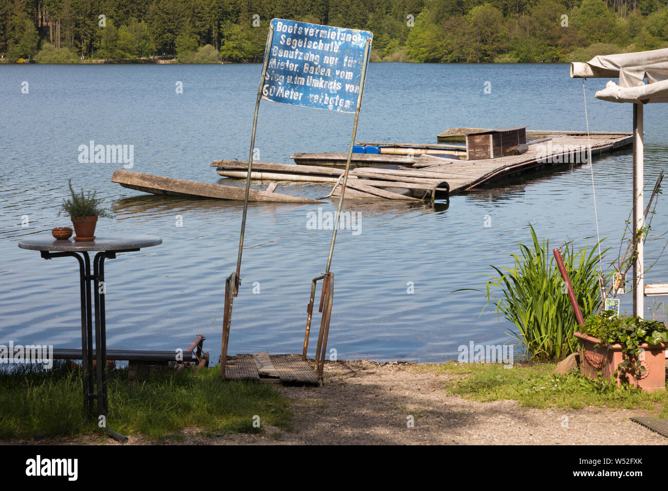 Verfallenen Pier an der Brucher Talsperre, Deutschland Stockfoto