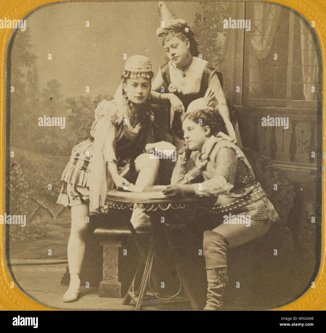 Genre Szene: Drei Frauen in Tracht, Unbekannt, 1855-1860, von Hand gefärbt Eiweiß silber Drucken Stockfoto