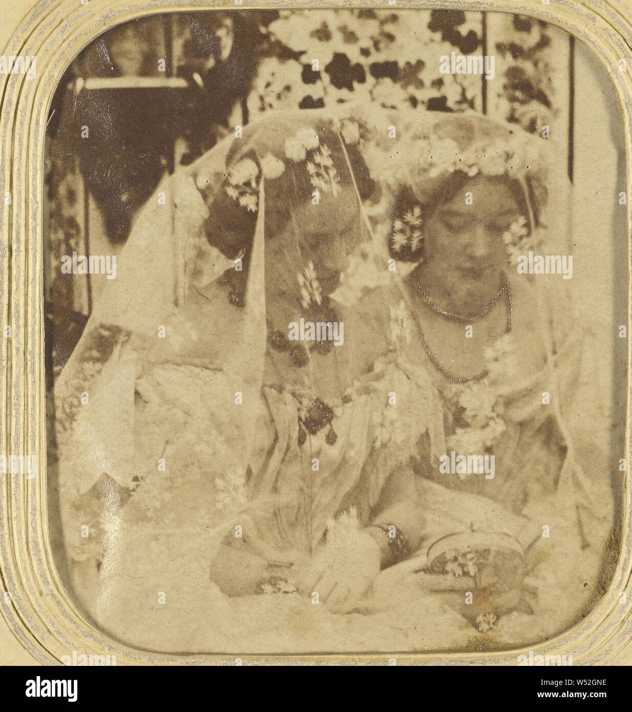 Zwei Frauen in Brautkleider, Unbekannt, 1855-1860, von Hand gefärbt Eiweiß silber Drucken Stockfoto
