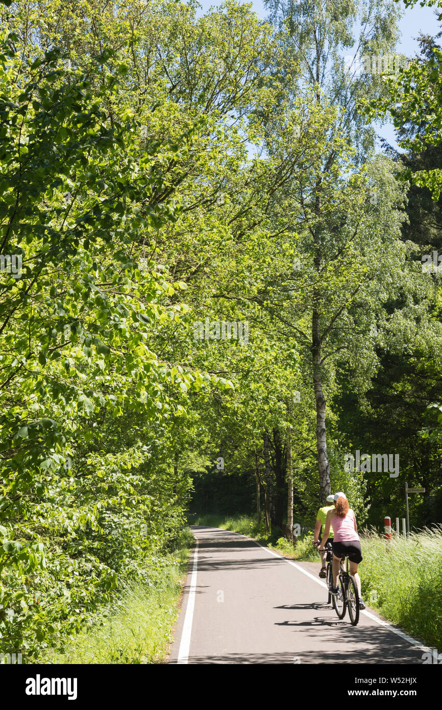 Zwei ciclists auf der Trasse der ehemaligen Eisenbahnstrecke in Deutschland Stockfoto
