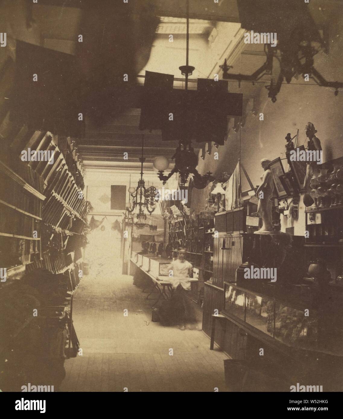 Innenraum ein Antiquitätenladen, Unbekannt, ca. 1865, Eiweiß silber Drucken Stockfoto