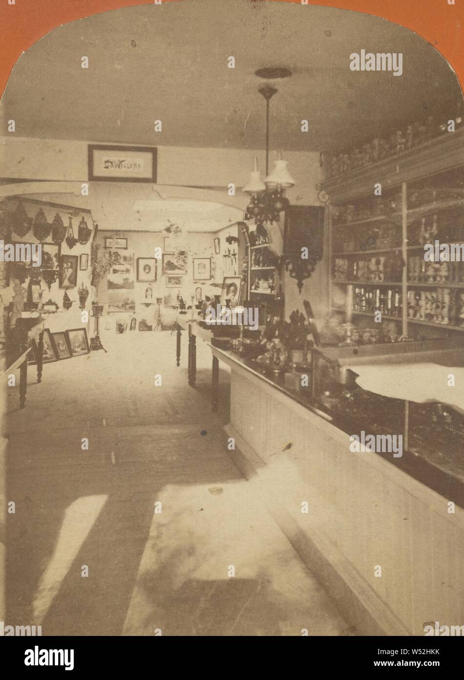 Innenraum ein Antiquitätenladen, Unbekannt, ca. 1865, Eiweiß silber Drucken Stockfoto