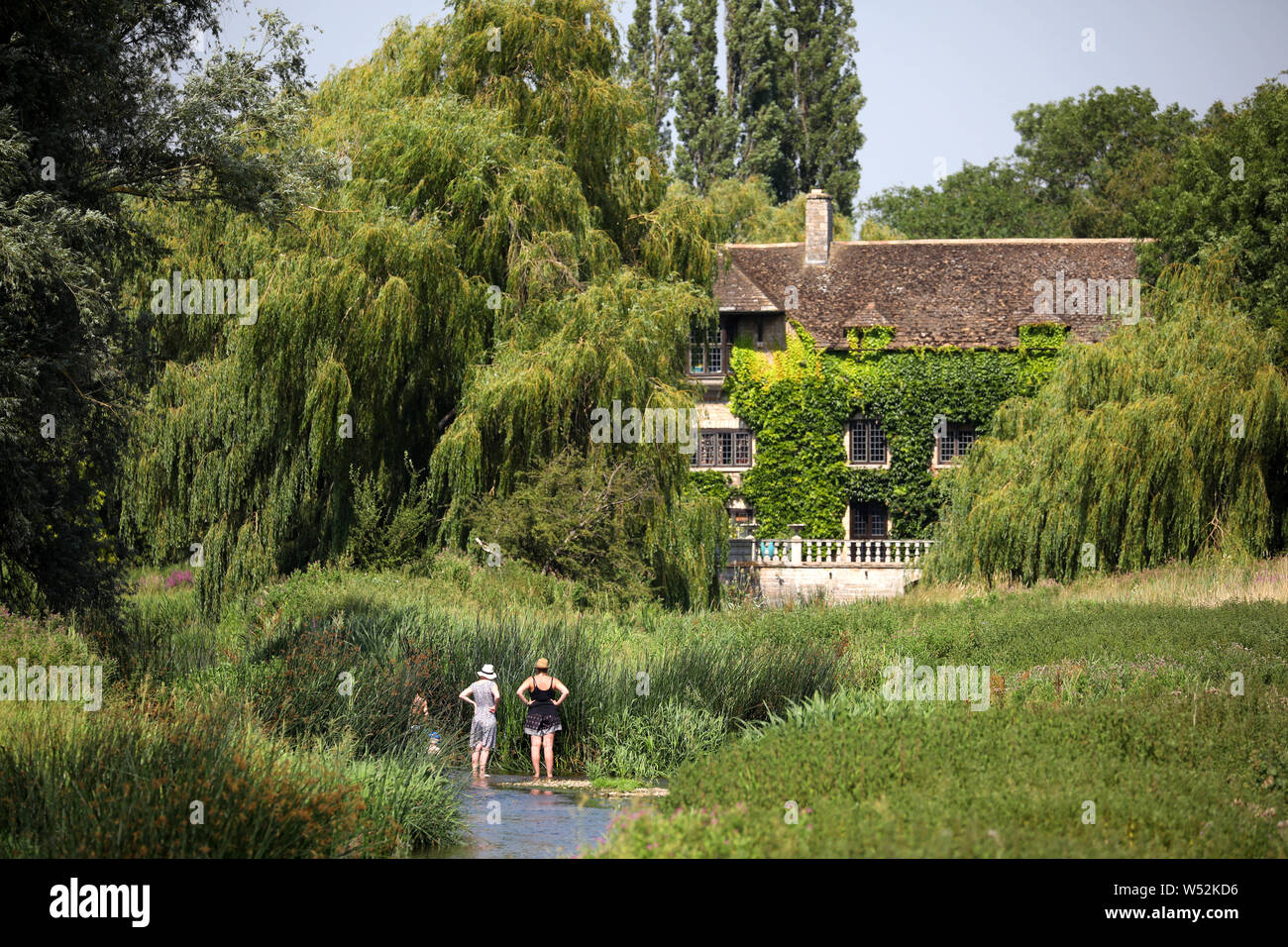 Peterborough, Cambridgeshire, Großbritannien. 25. Juli, 2019. Menschen gehen für eine Kühlung Paddel in den Fluss Nene, auf was der heißeste Tag überhaupt in Peterborough, Cambridgeshire am 25 Juli, 2019 Kredit werden könnte: Paul Marriott/Alamy leben Nachrichten Stockfoto