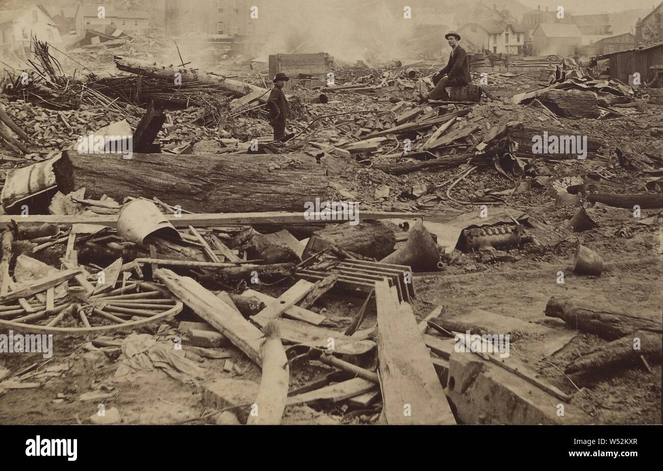 Die große Johnstown Flood, 31. Mai 1889. Ein Blick von in der Nähe der Ecke Main und Clinton Straßen. Brennende Trümmer..., Robert K. Bonine (American, 1861-1923), 31. Mai 1889, Eiweiß silber Drucken Stockfoto