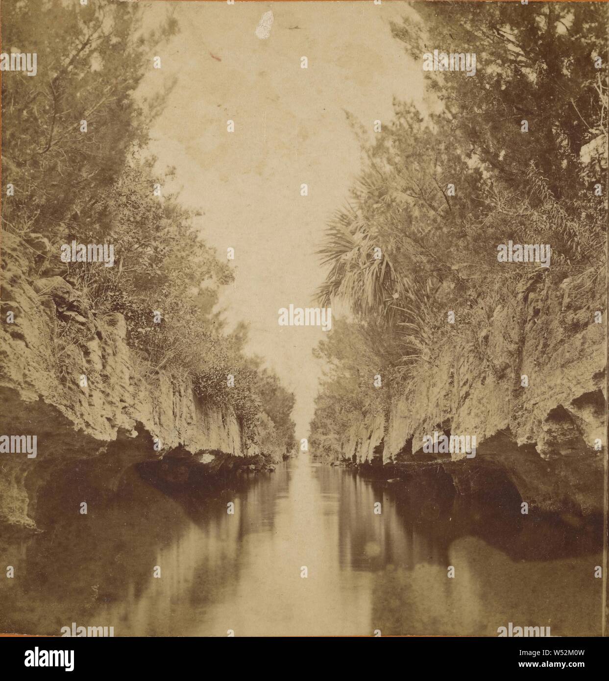 Kanal im südlichen Teil von Florida. Schnitt durch solide coquina Rock, und verbindet die Halifax River mit Moskitonetz Einlass, Unbekannten, amerikanischen, ungefähr 1875, Eiweiß silber Drucken Stockfoto