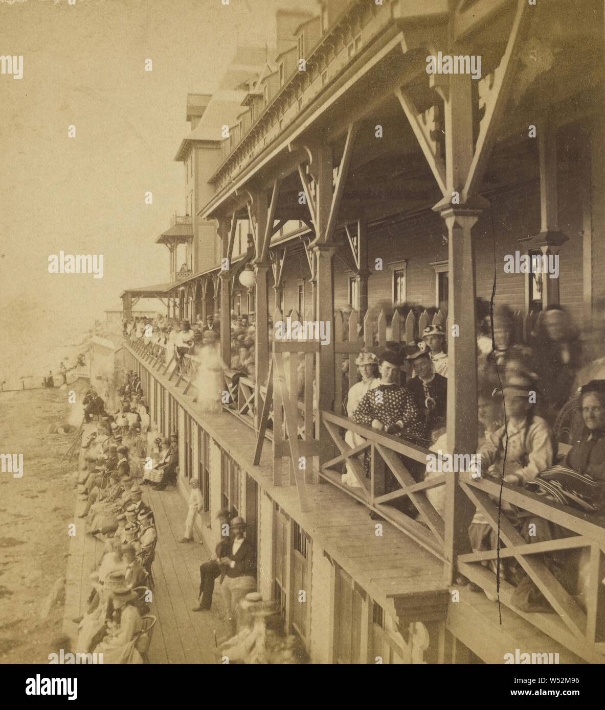 Blick auf eine lange Veranda mit Leuten gefüllt, evtl. in Hartford, Connecticut, Prescott & Weiß, ca. 1865, Eiweiß silber Drucken Stockfoto